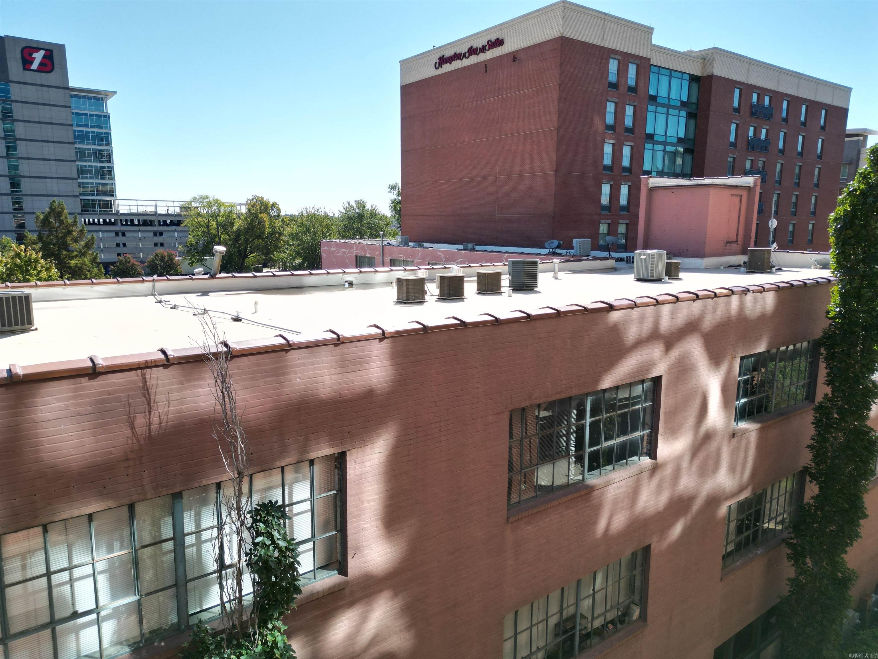 423 E 3rd St #courtyard 5 Property Photo 19
