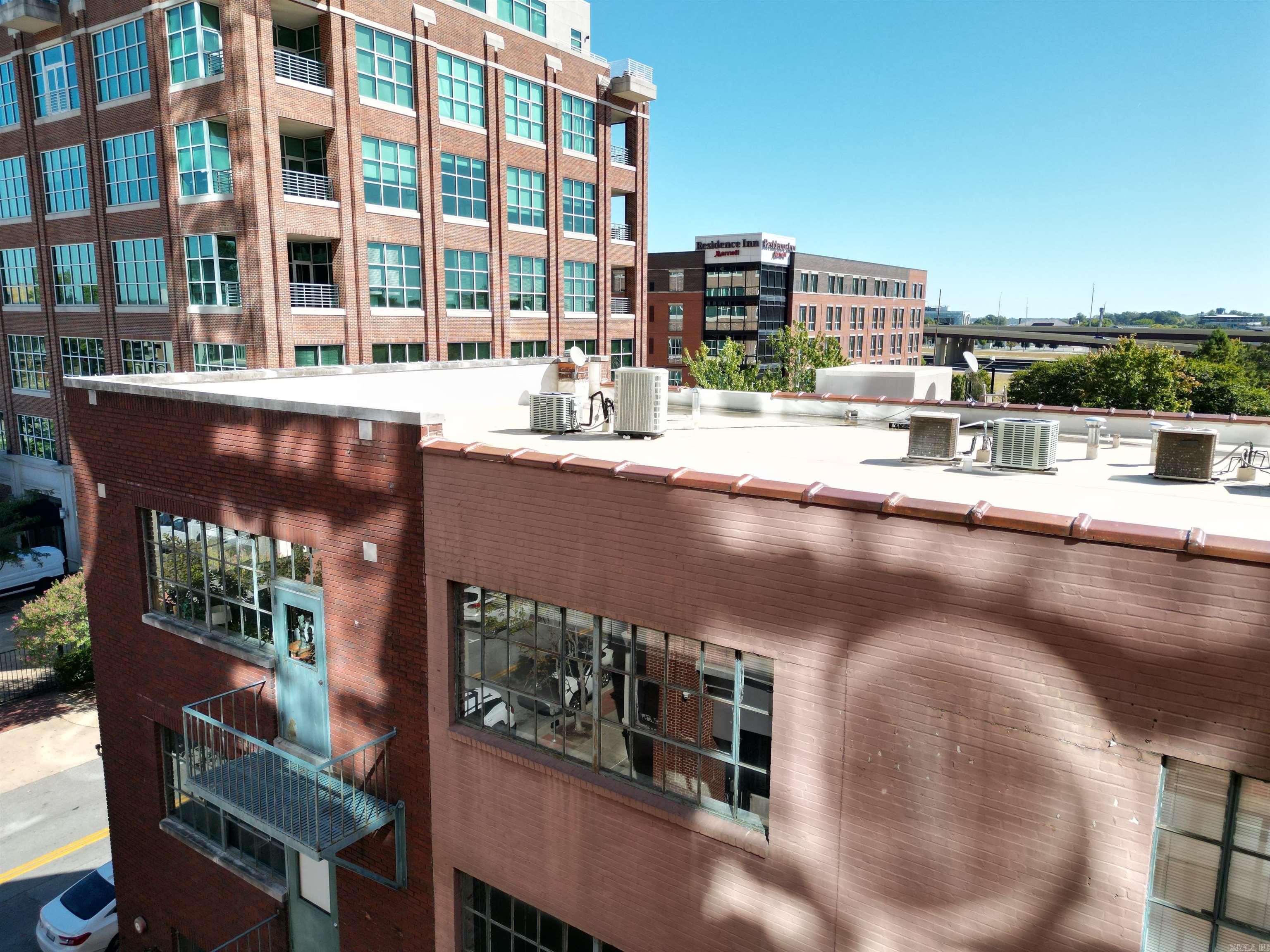 423 E 3rd St #courtyard 5 Property Photo 20