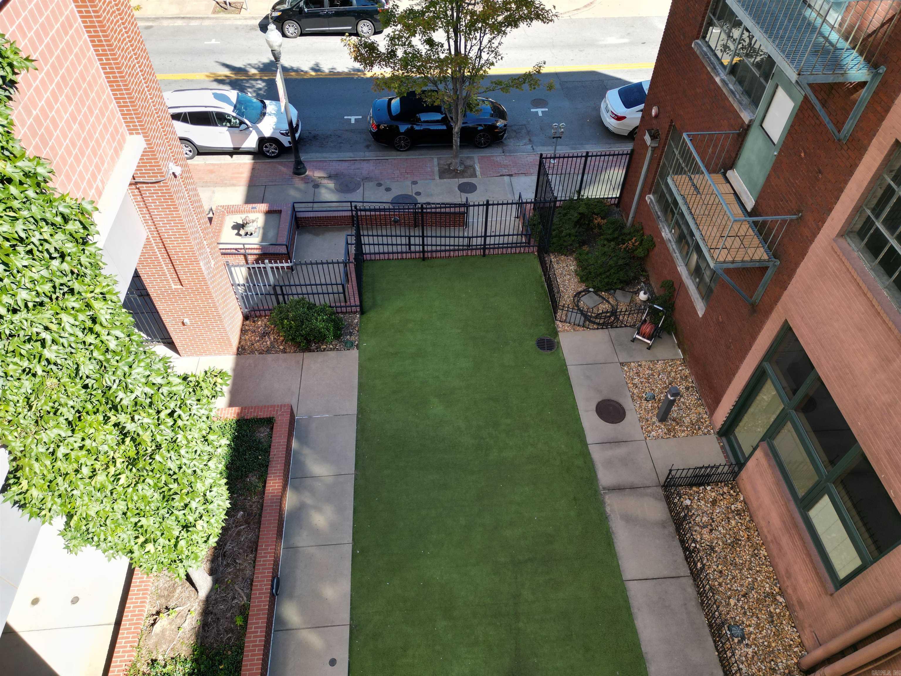423 E 3rd St #courtyard 5 Property Photo 22