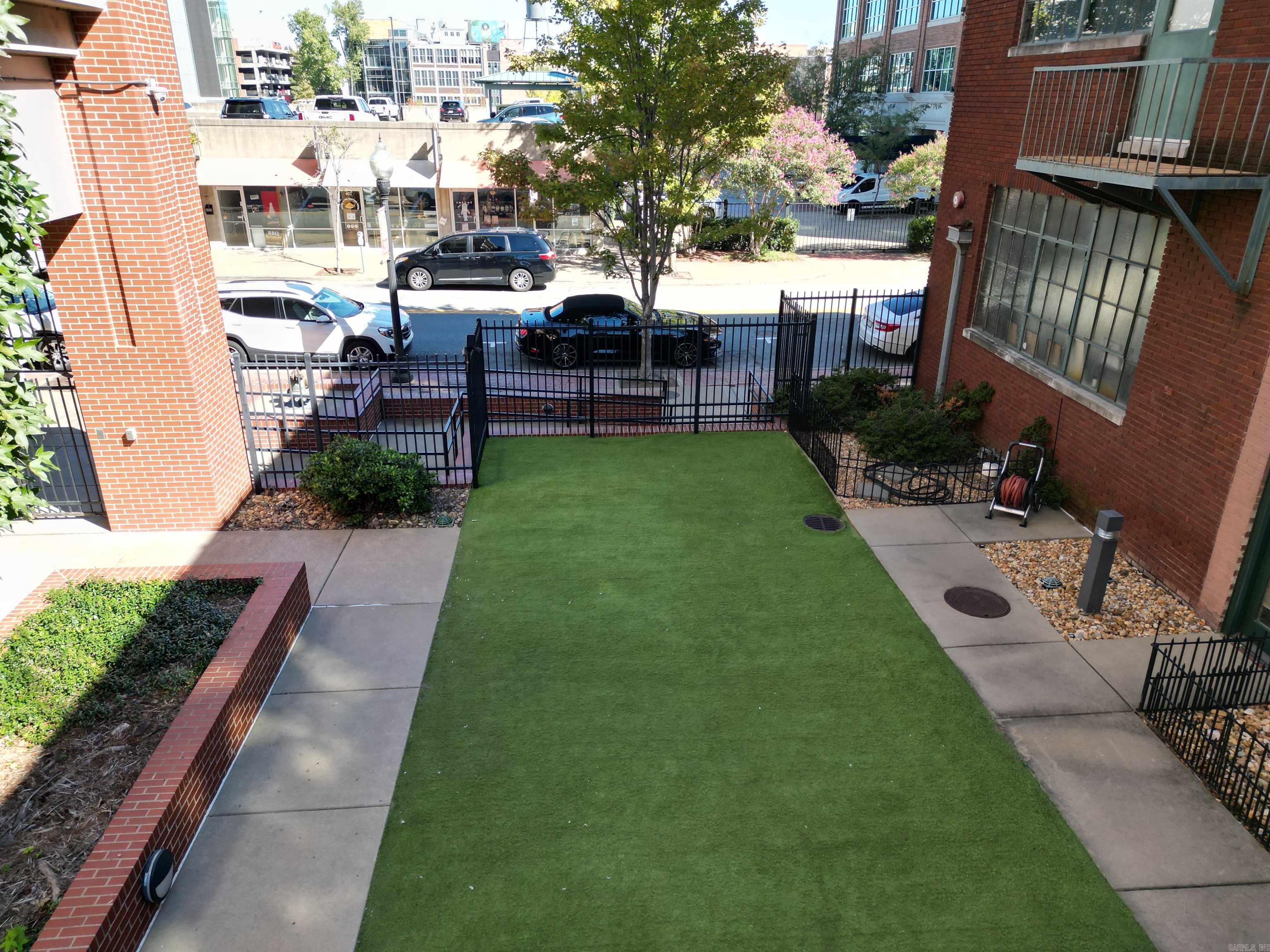 423 E 3rd St #courtyard 5 Property Photo 23