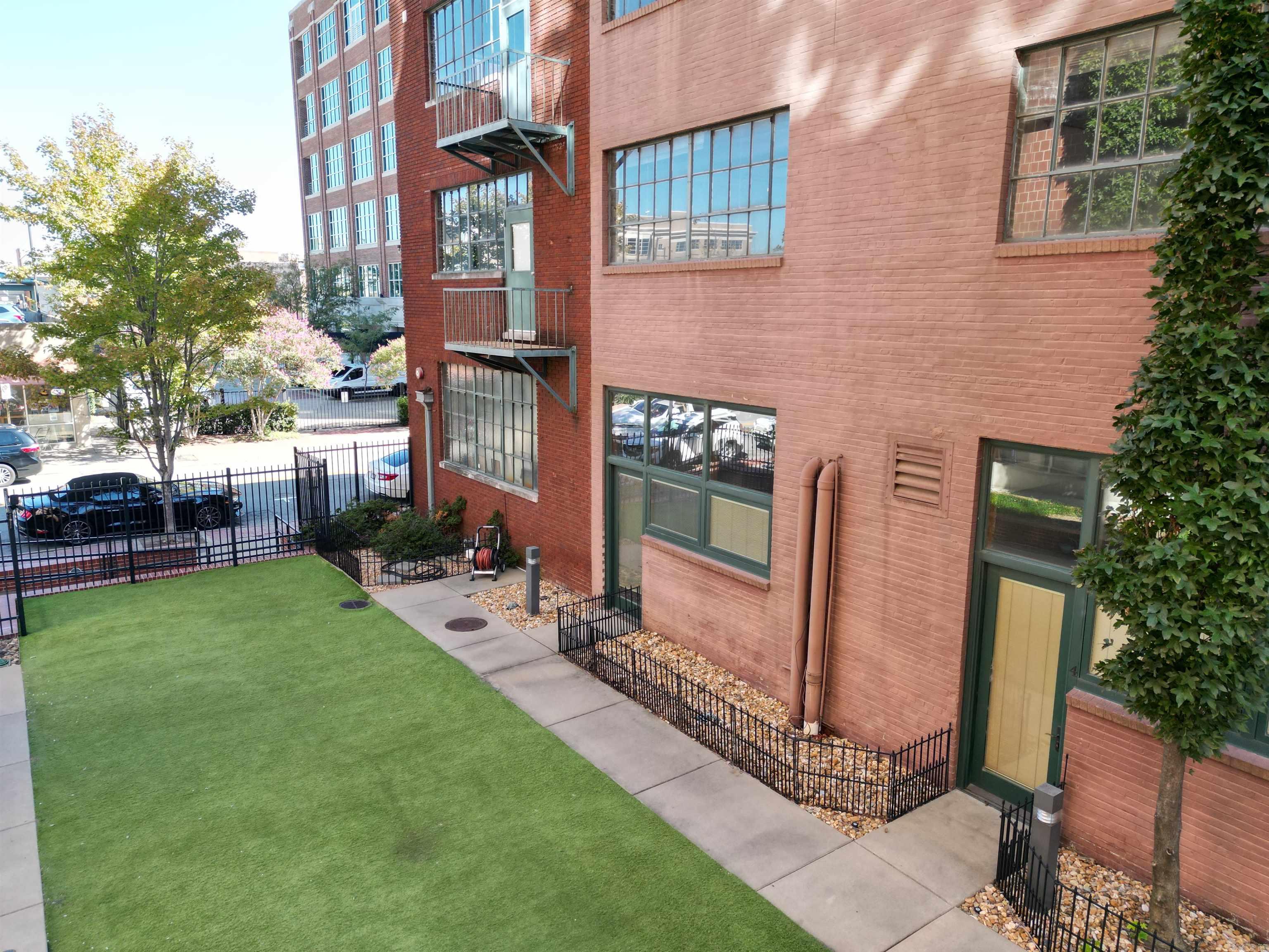 423 E 3rd St #courtyard 5 Property Photo 24