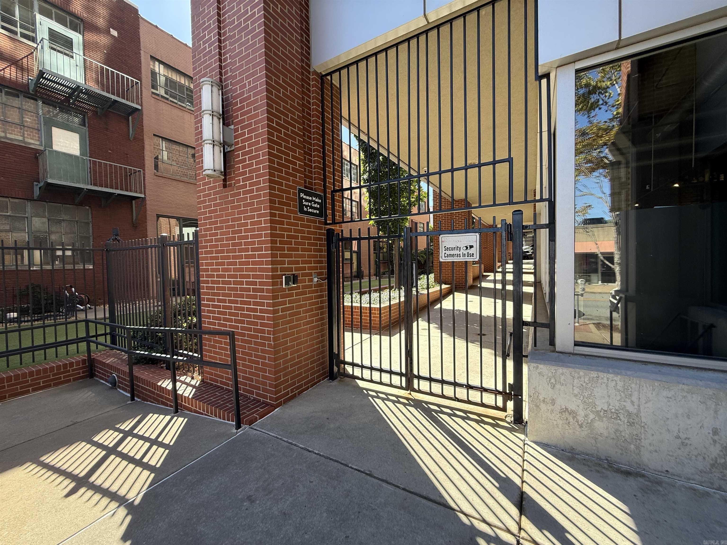 423 E 3rd St #courtyard 5 Property Photo 26