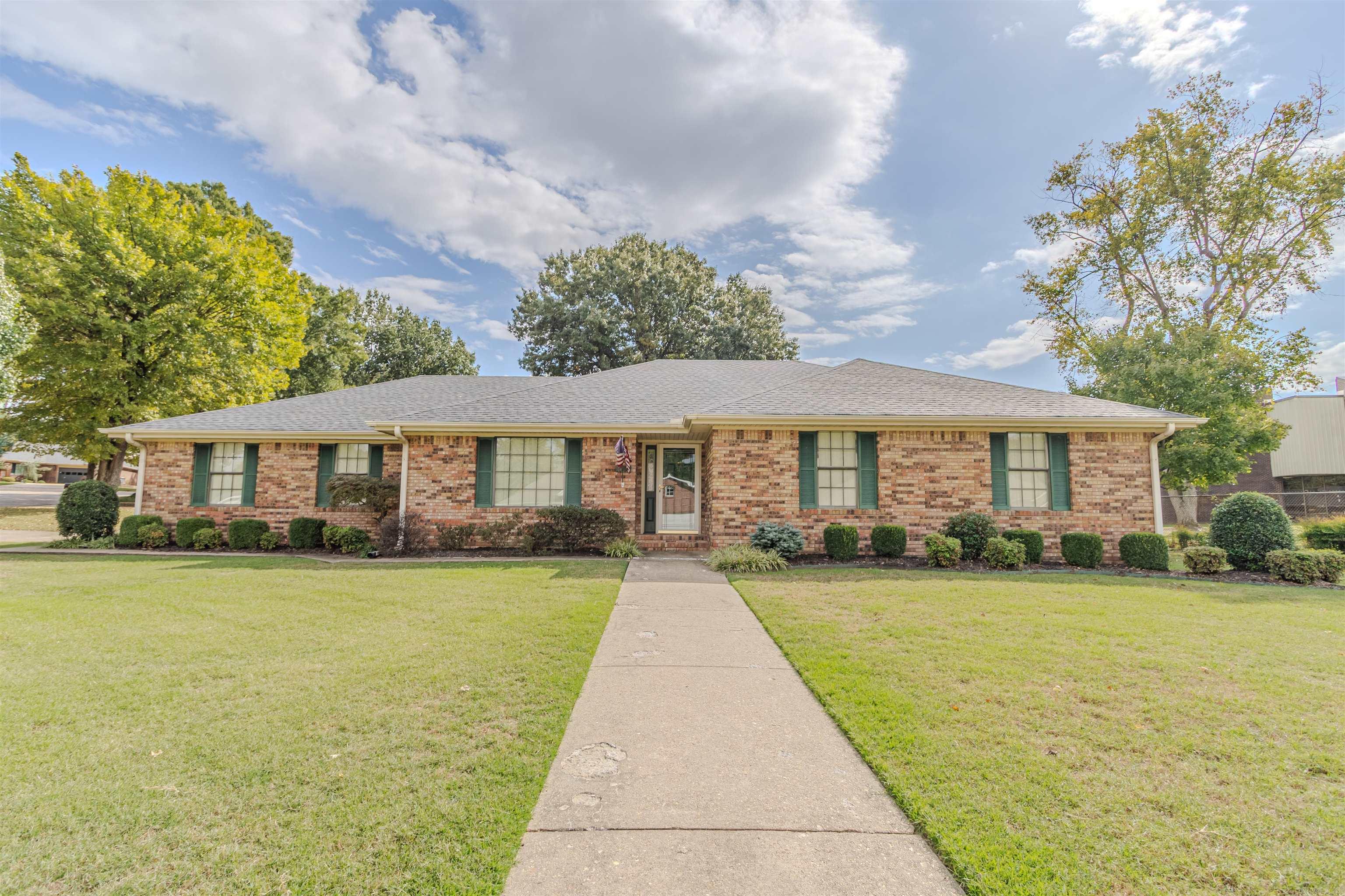 1000 Meriwether Ln Property Photo 1