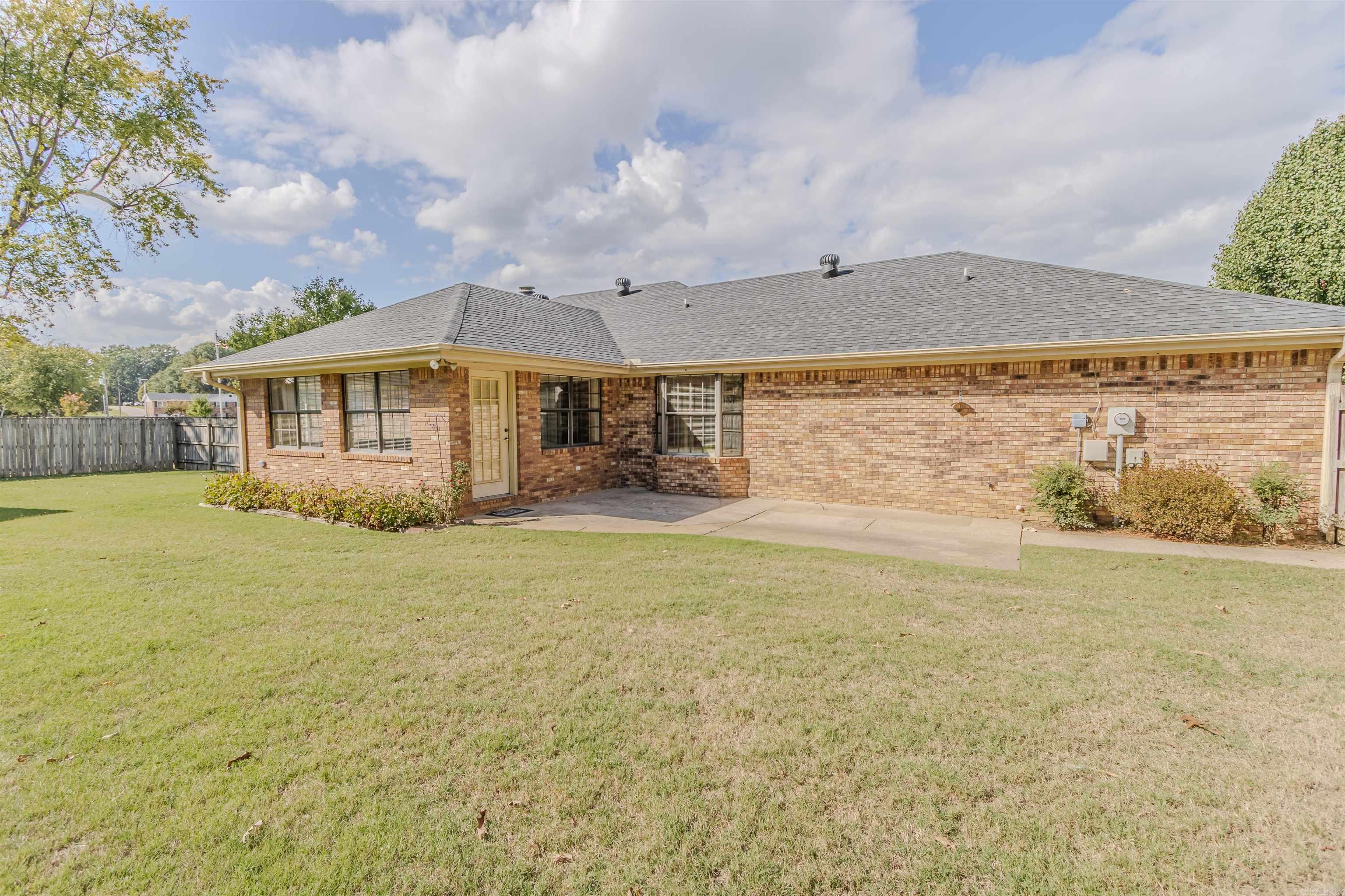 1000 Meriwether Ln Property Photo 3
