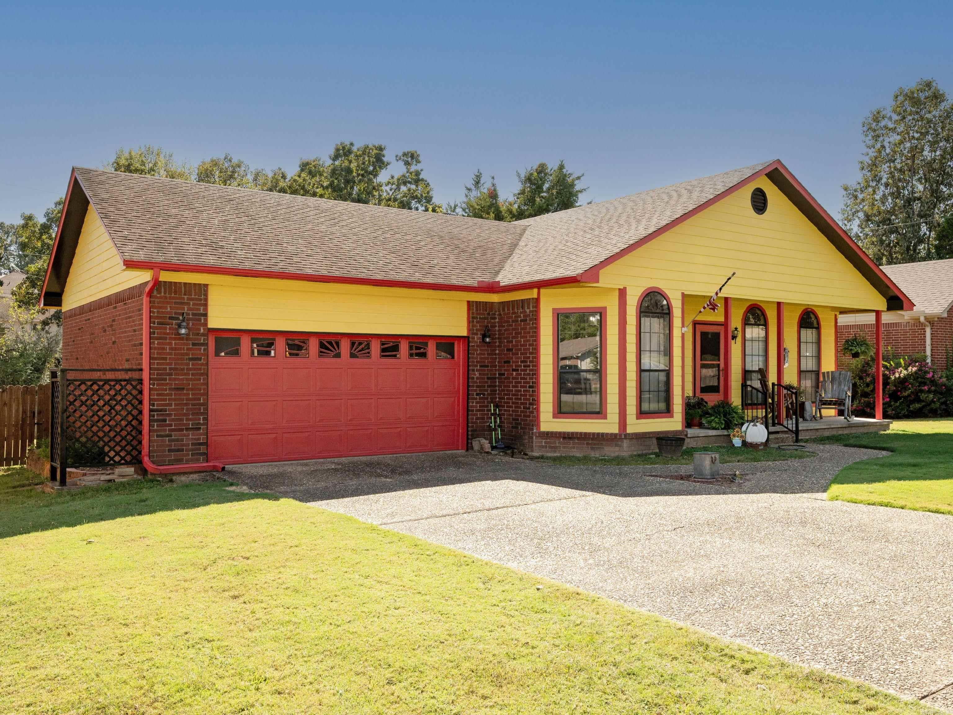 207 Amber Oaks Drive Property Photo 2