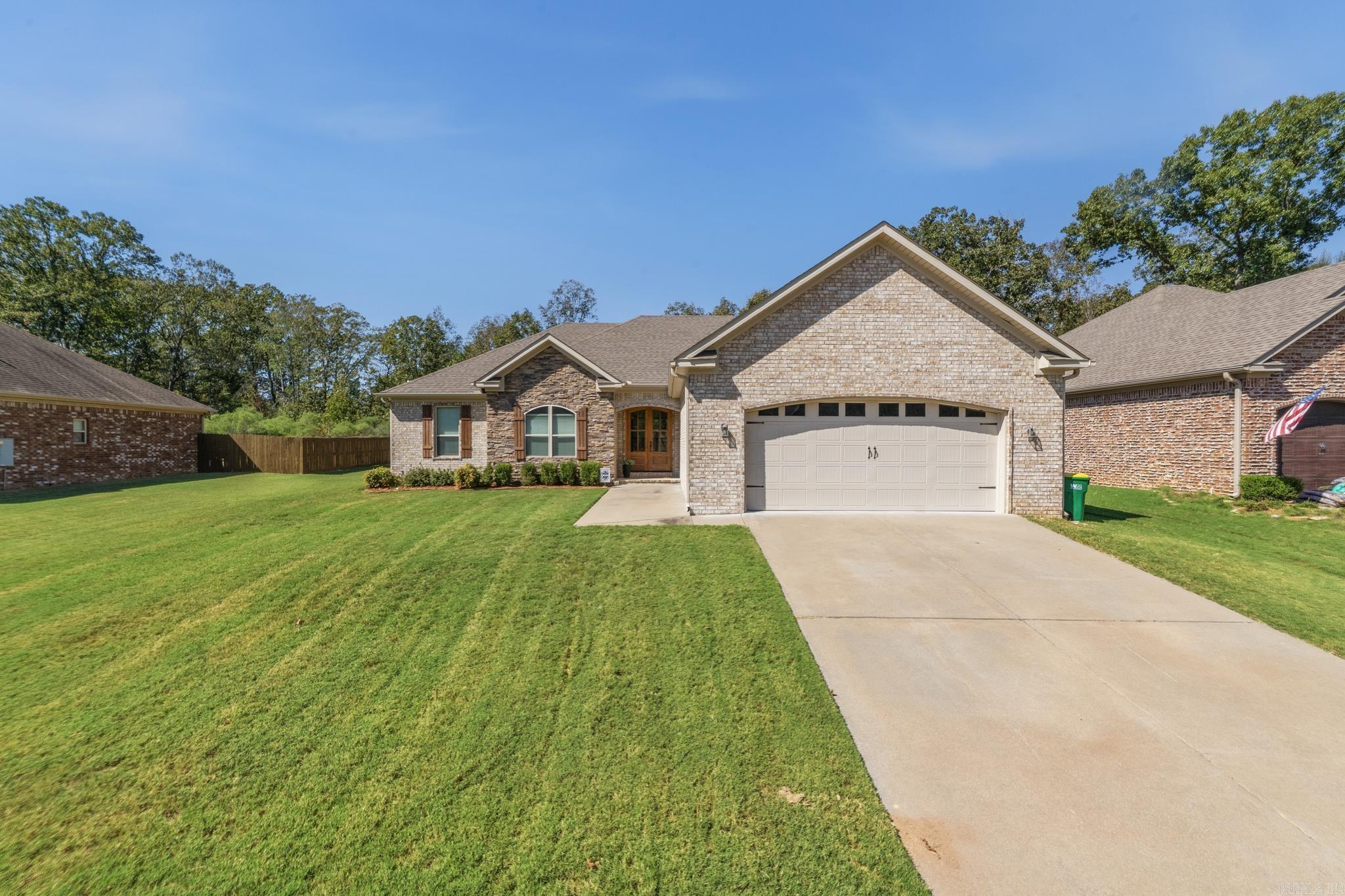 917 Oak Forest Circle Property Photo 1