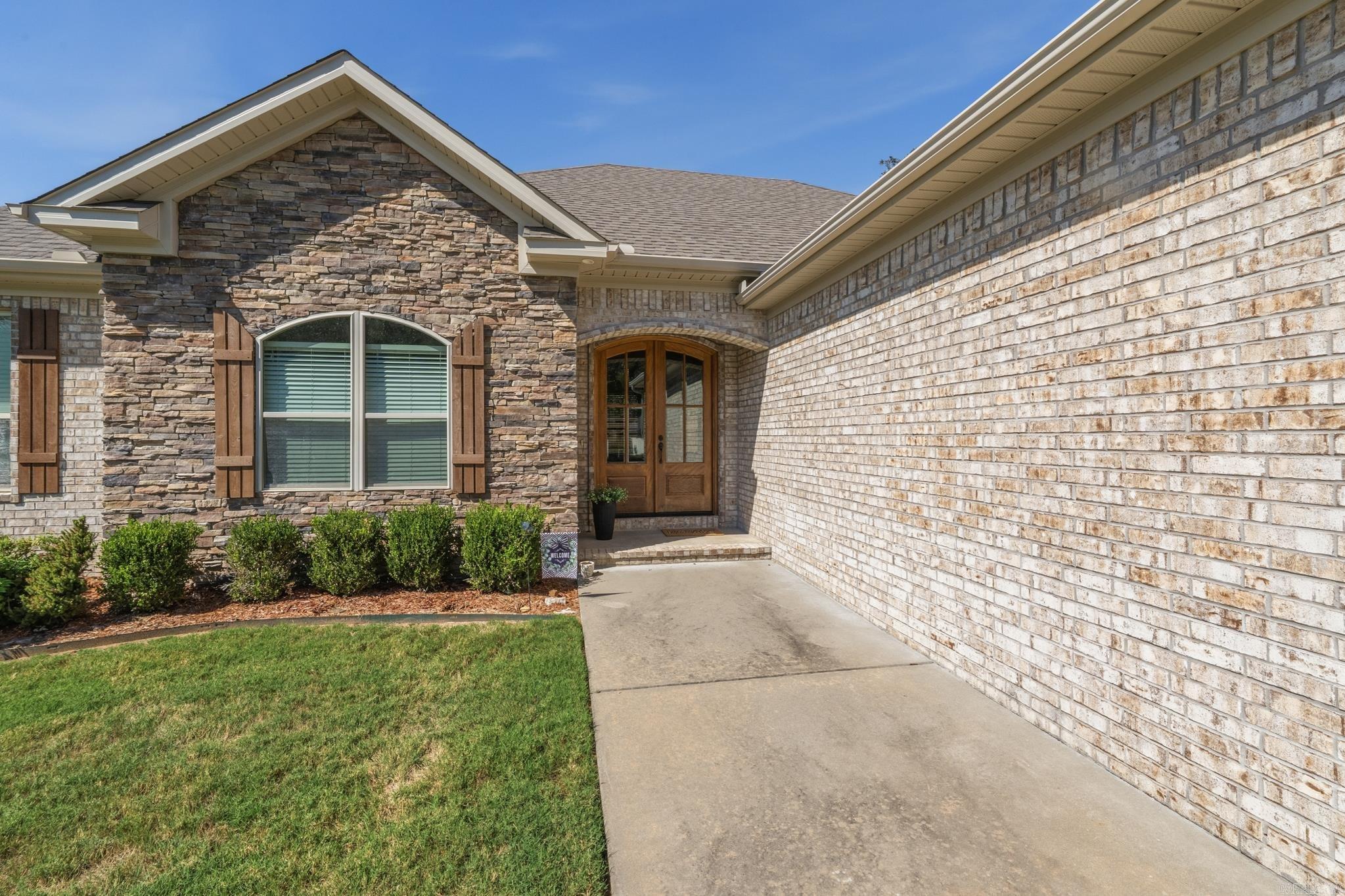 917 Oak Forest Circle Property Photo 2