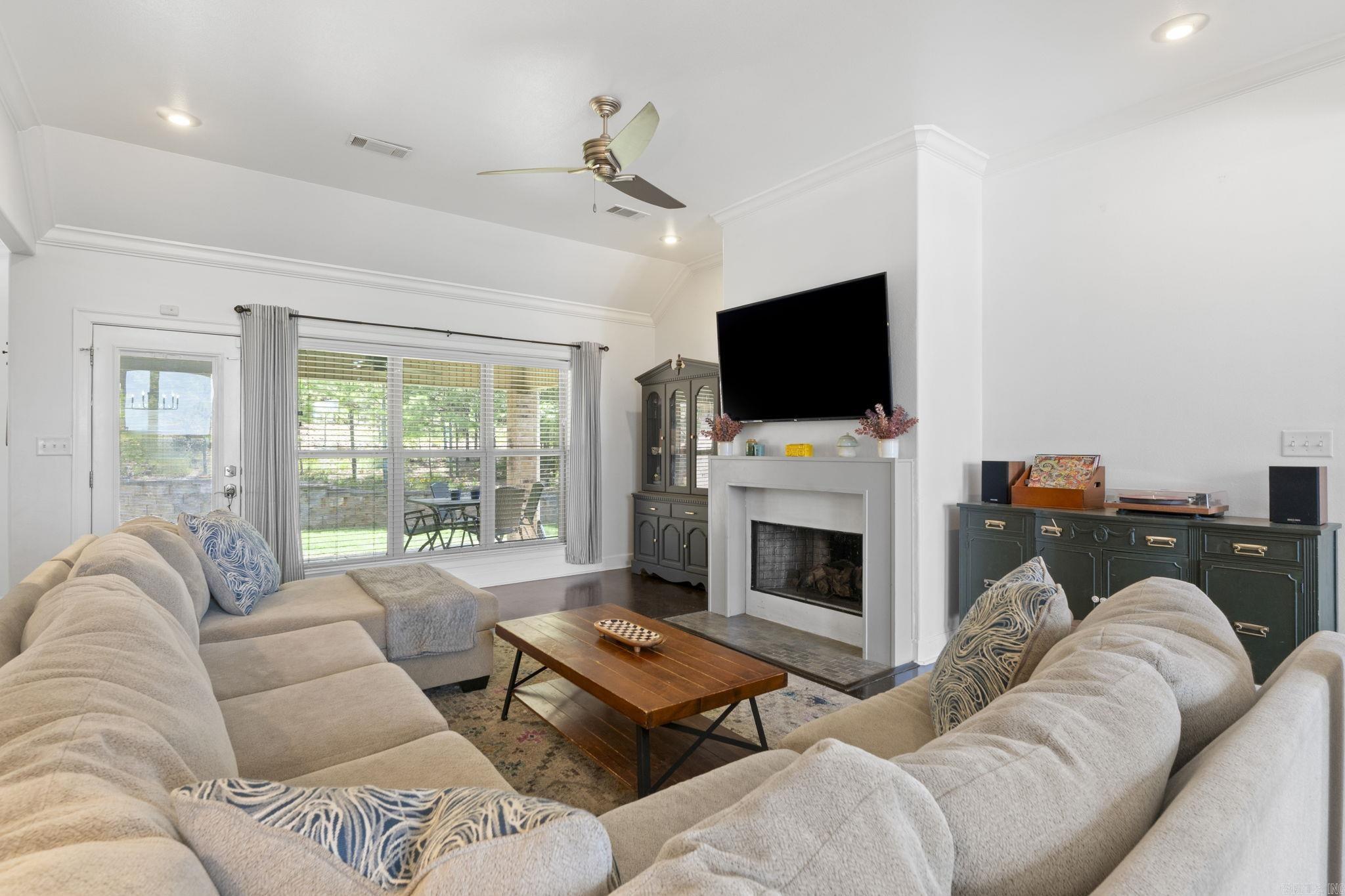 14 Basswood Terrace Property Photo 8