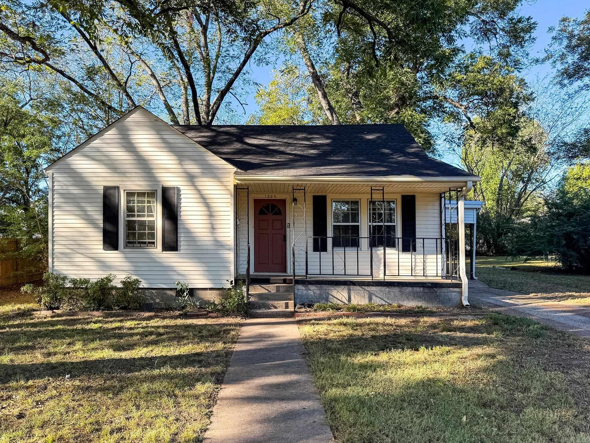 1308 W Arch Avenue Property Photo 1