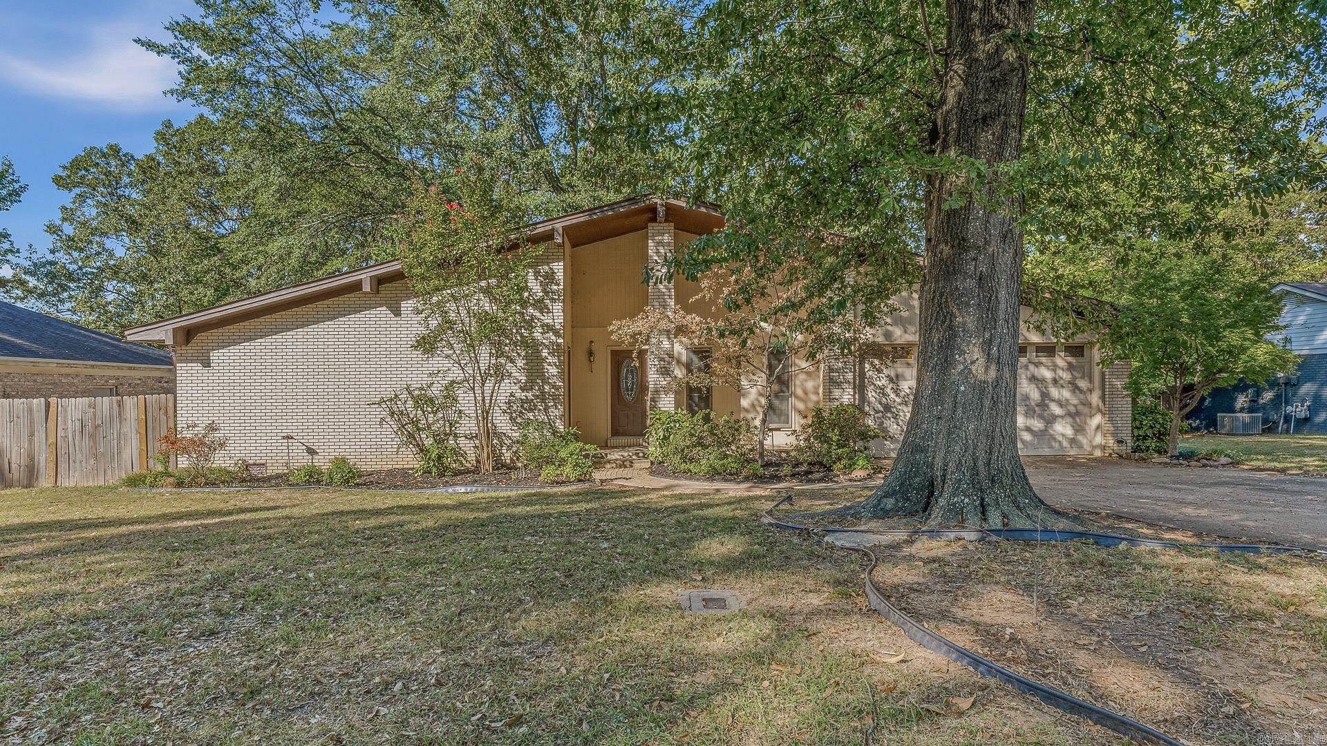 2221 Indian Trails St. Property Photo 1