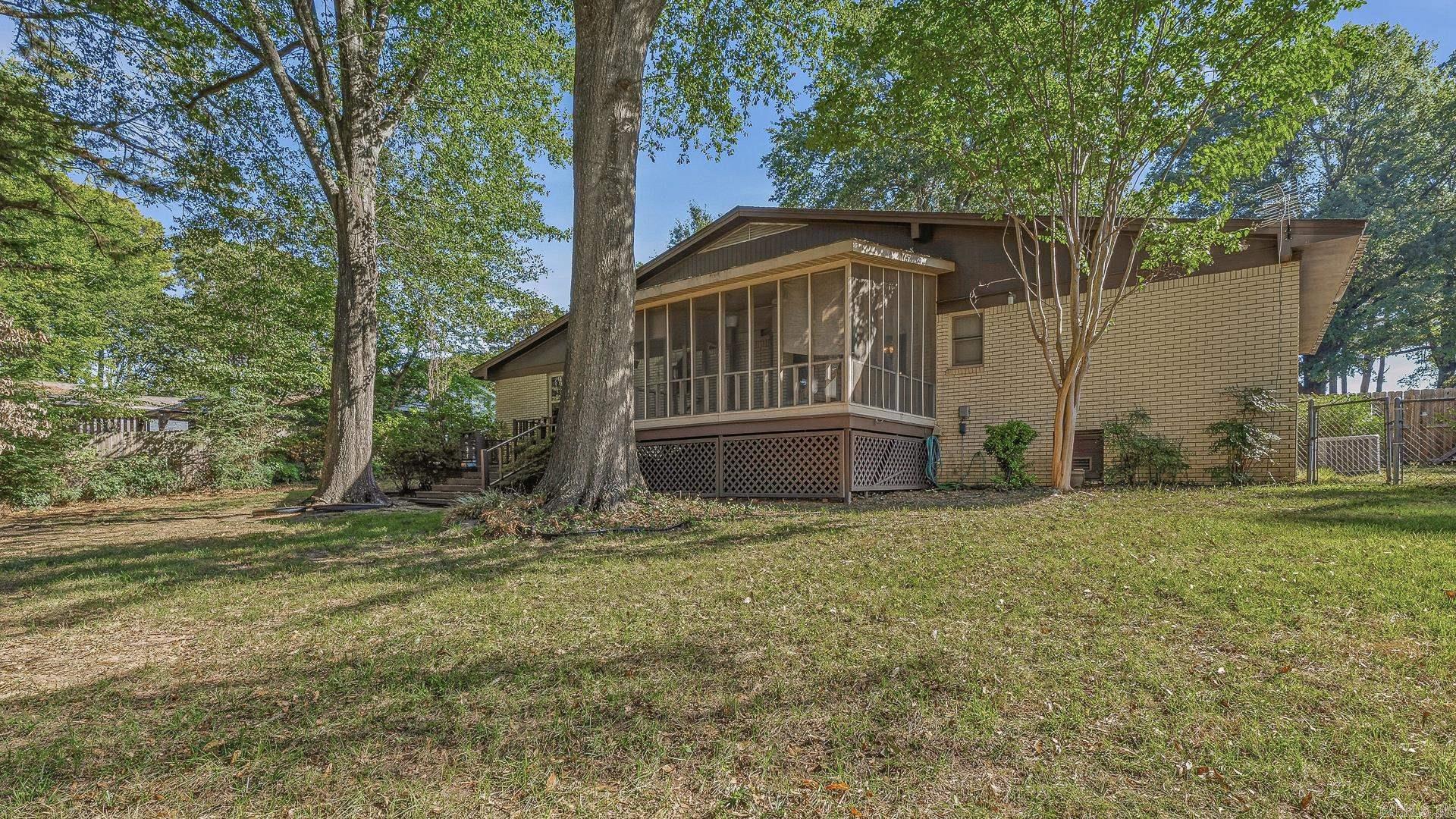 2221 Indian Trails St. Property Photo 3
