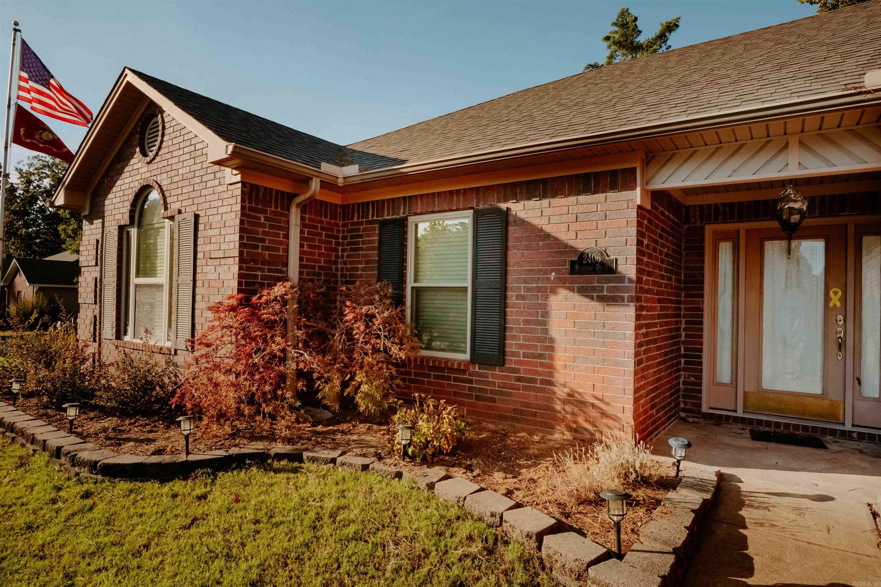 2406 Redwood Property Photo 6