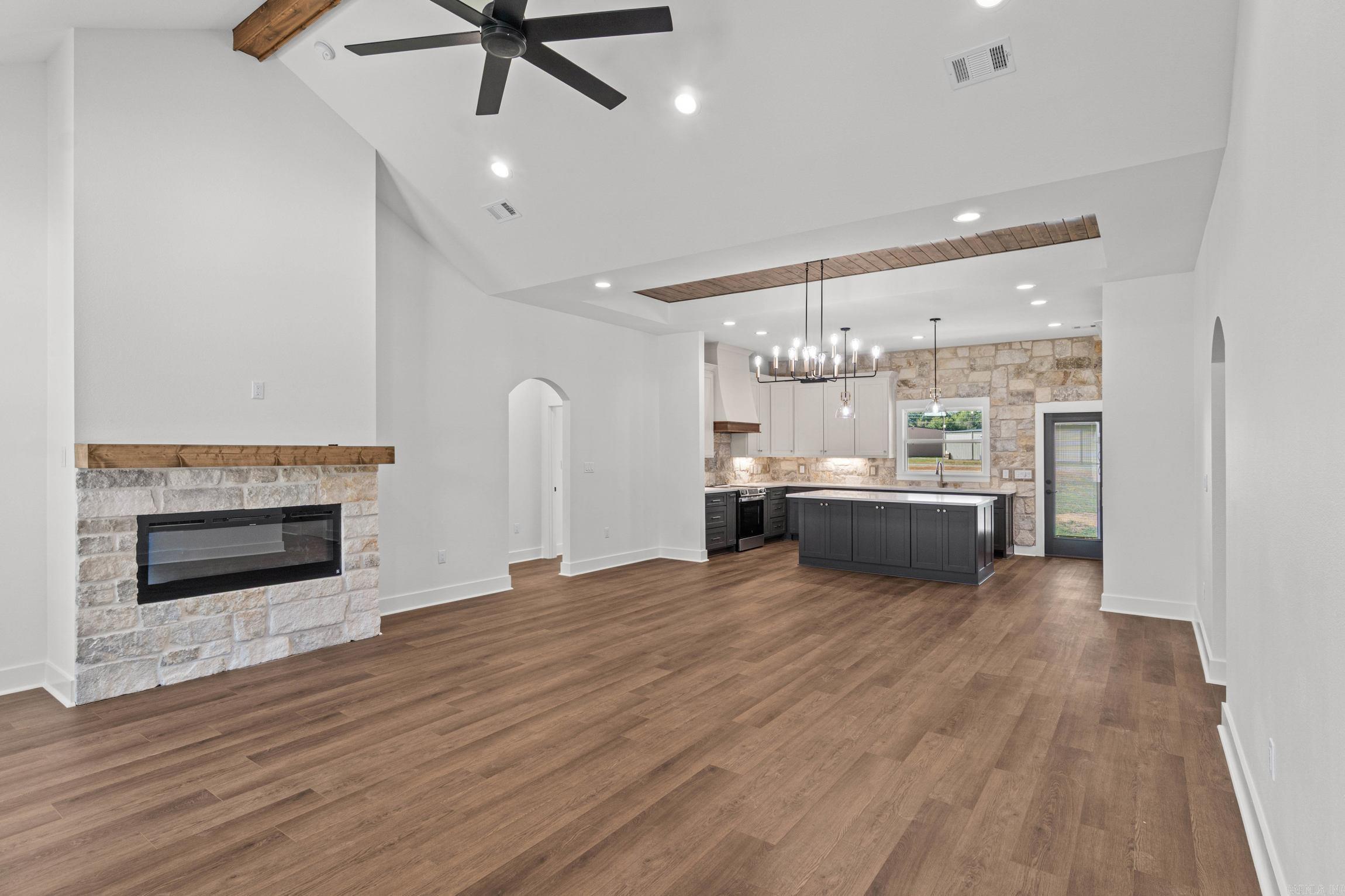 1913 Lakeview Drive Property Photo 4