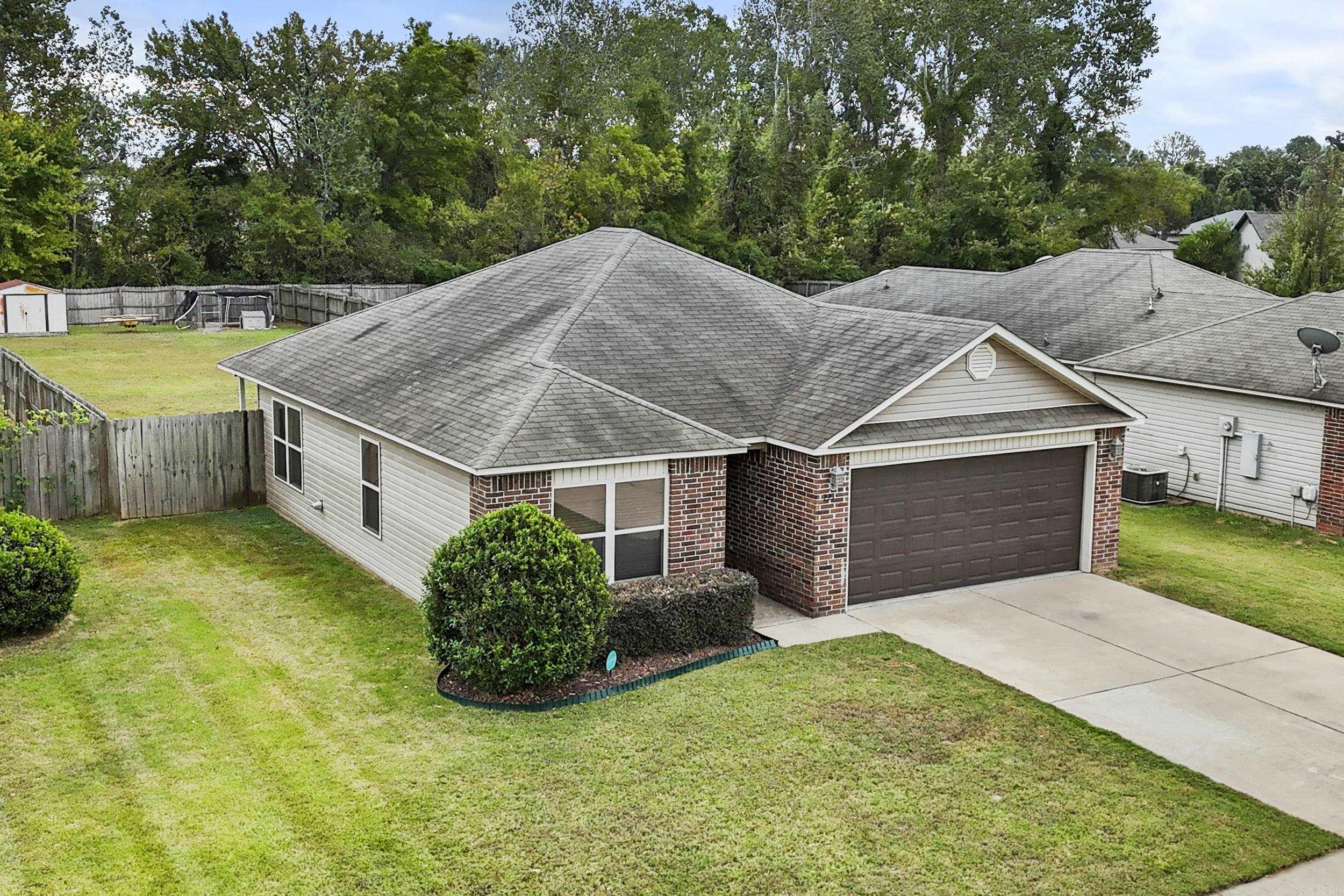 221 Saunders Property Photo 4