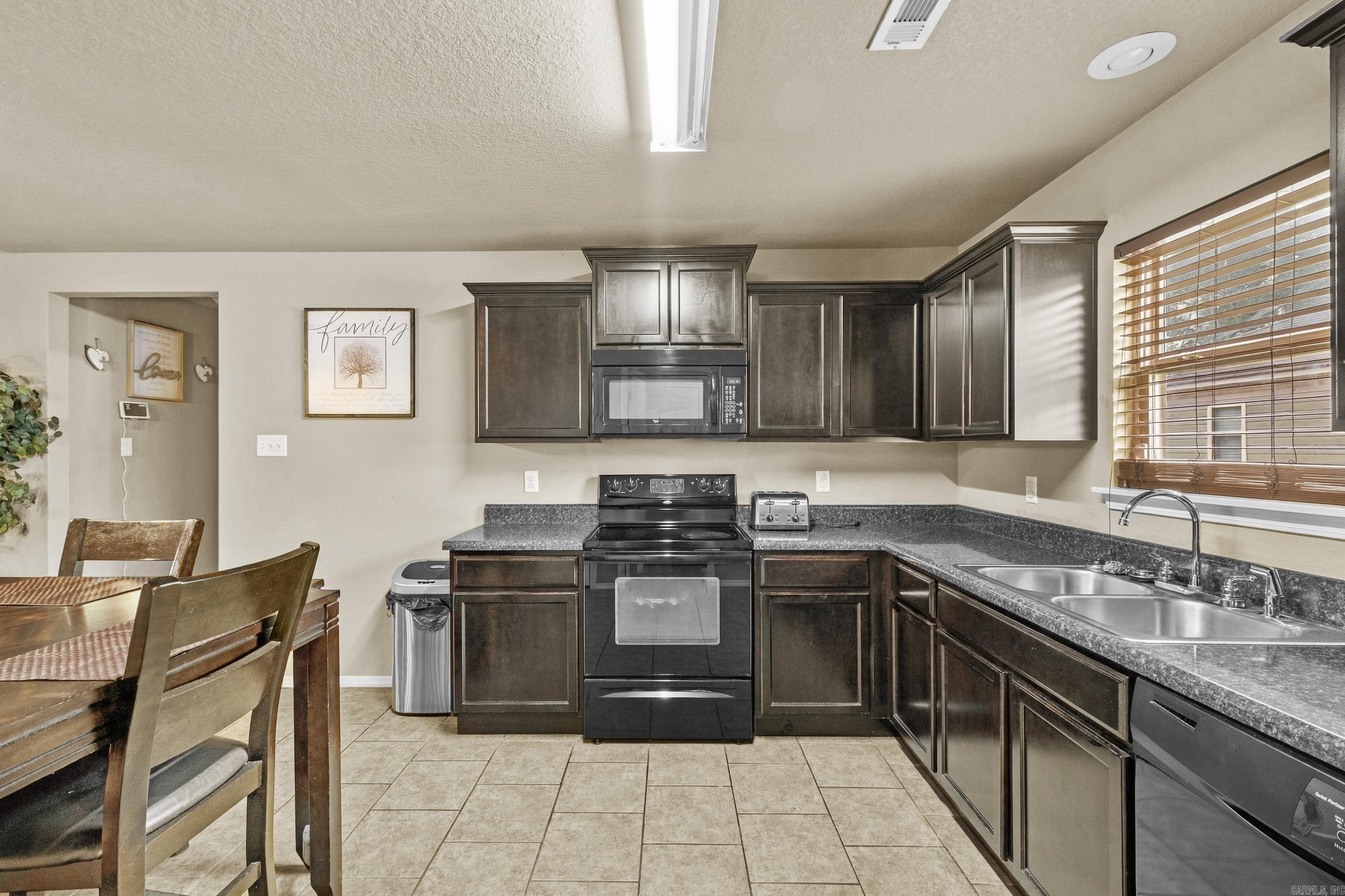221 Saunders Property Photo 13