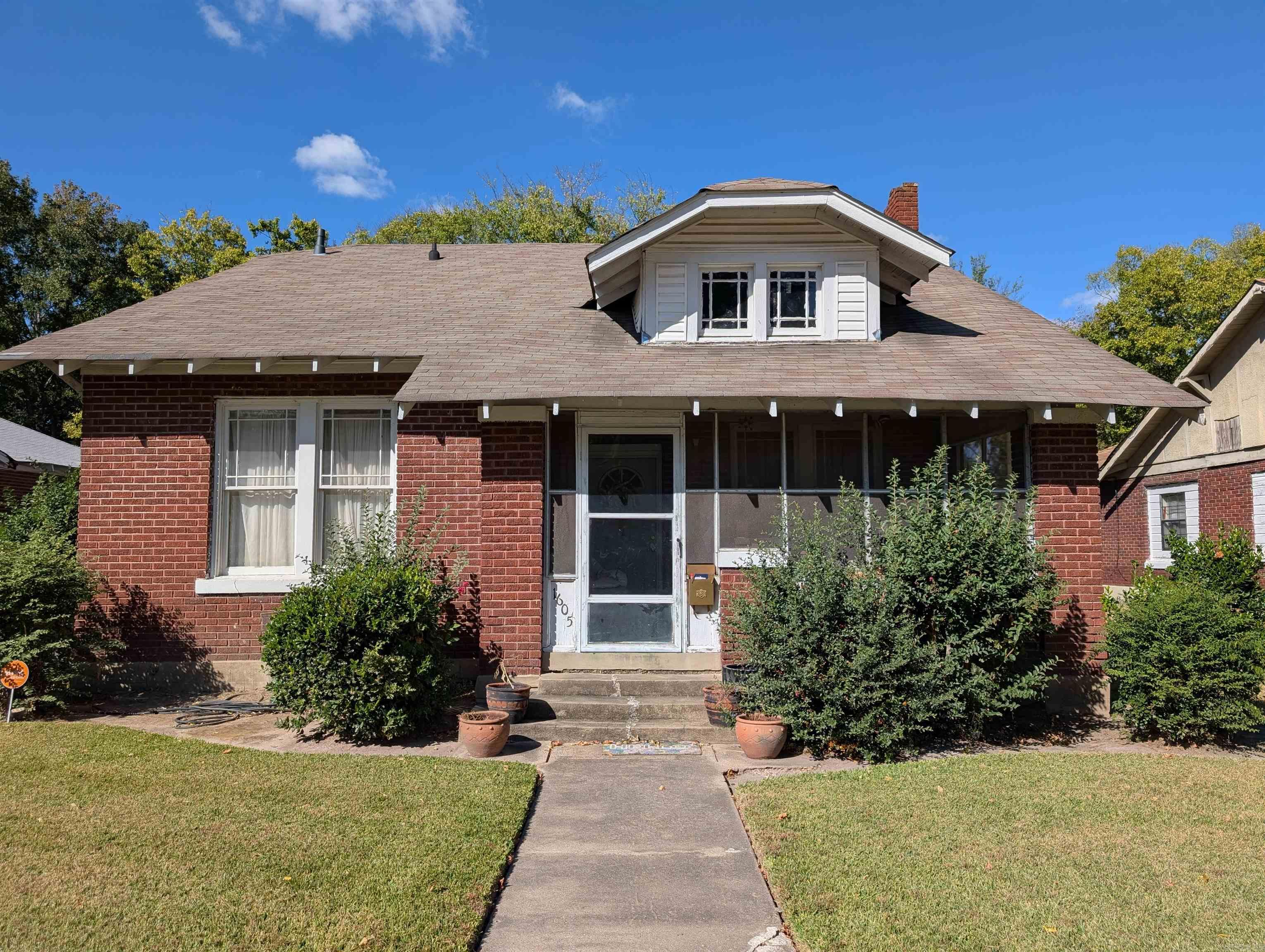 1605 W 17th Avenue Property Photo 1