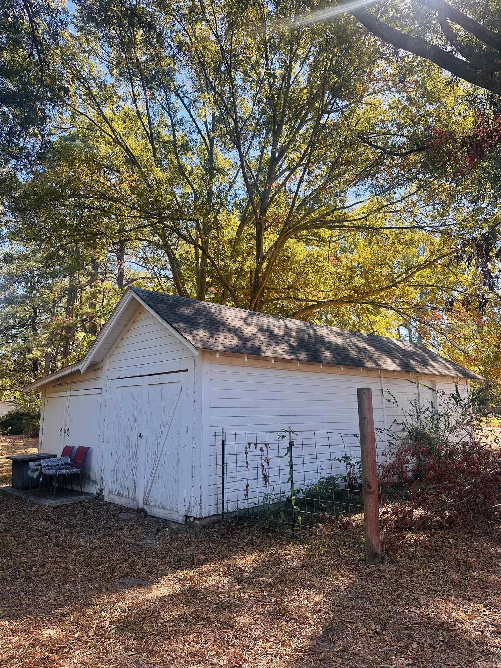 303 S Gabbert Street Property Photo 6