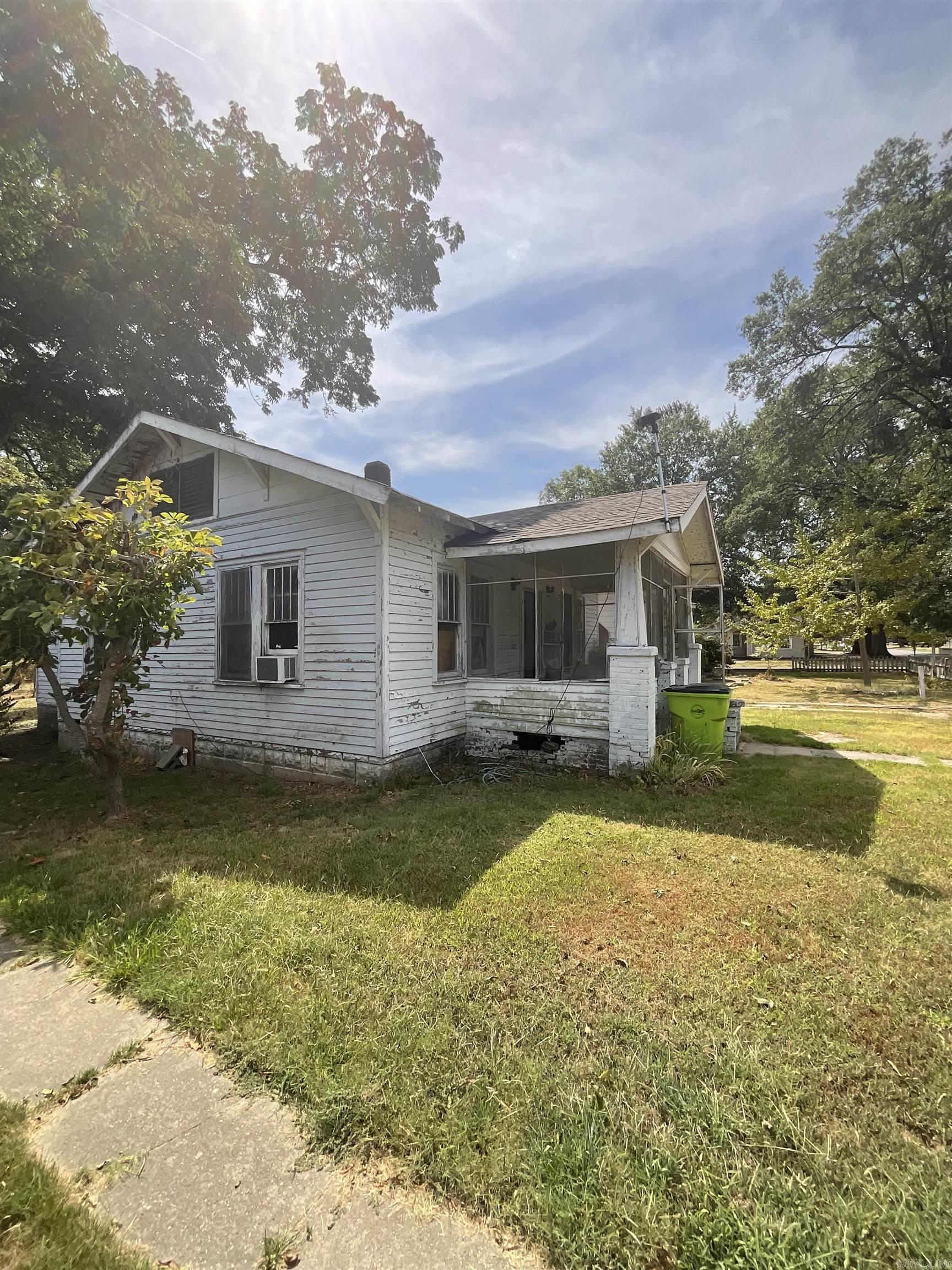 809 S Lowe Street Property Photo 1