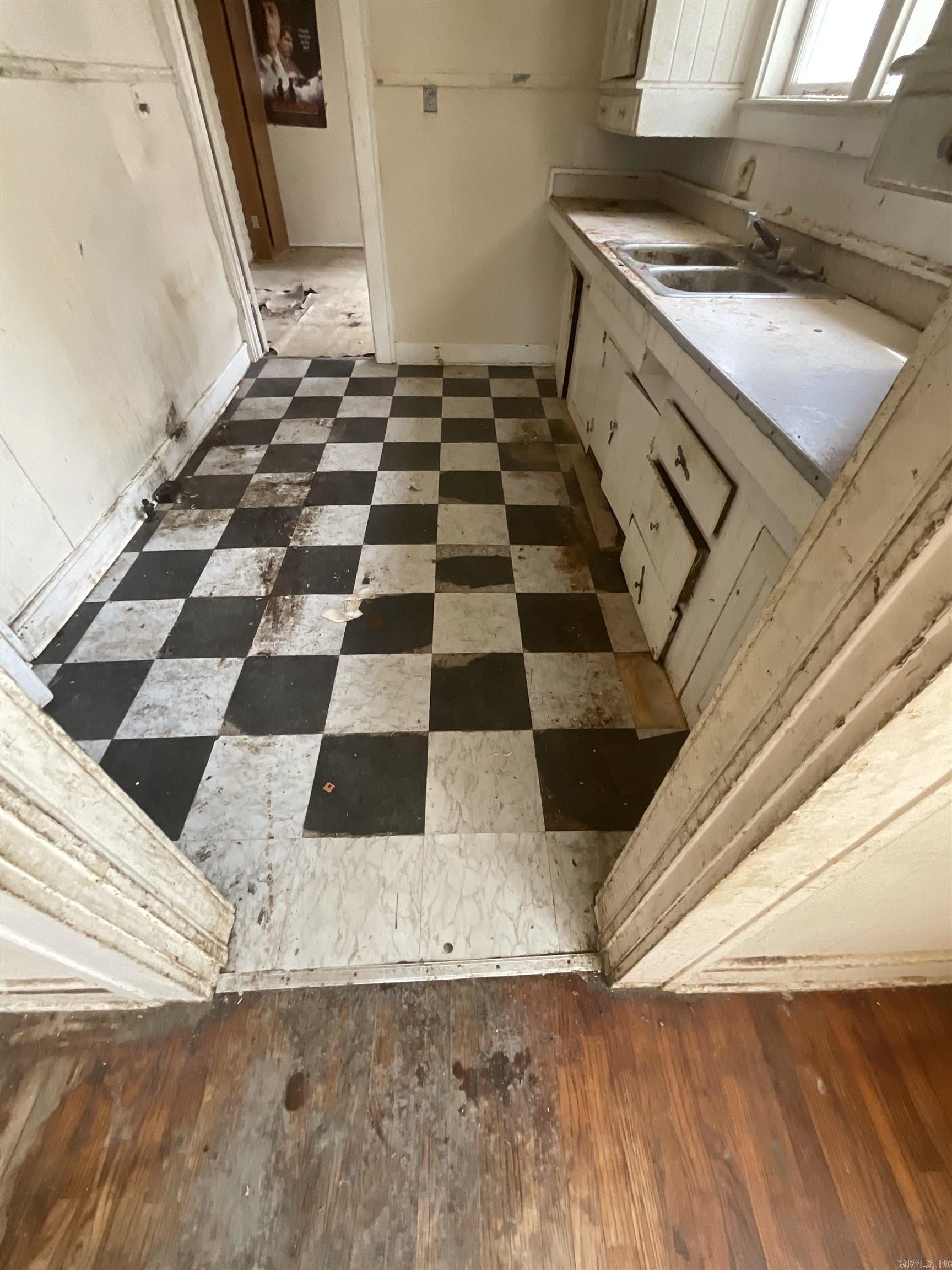 809 S Lowe Street Property Photo 30