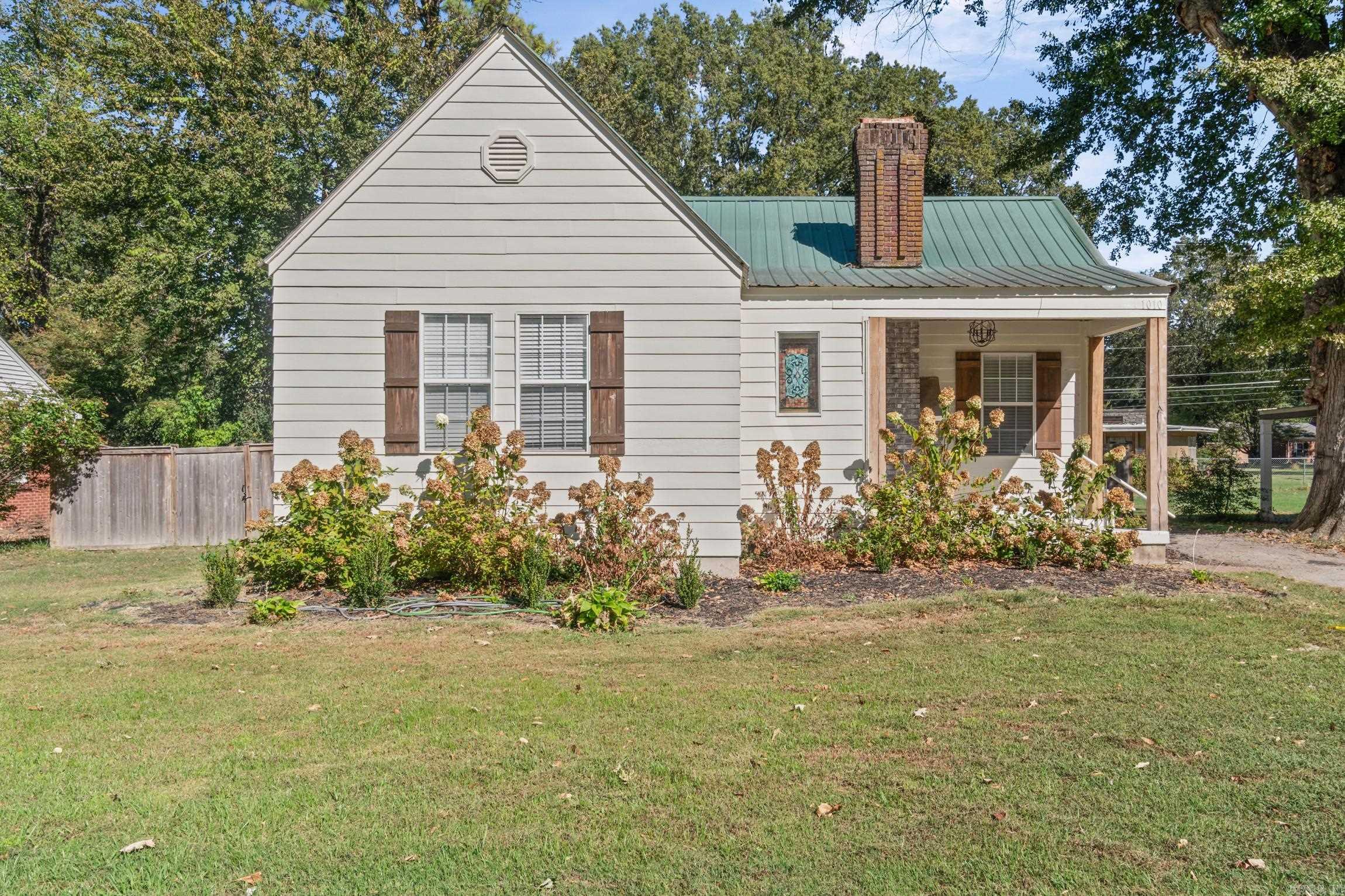 1010 E Hamilton Avenue Property Photo 1