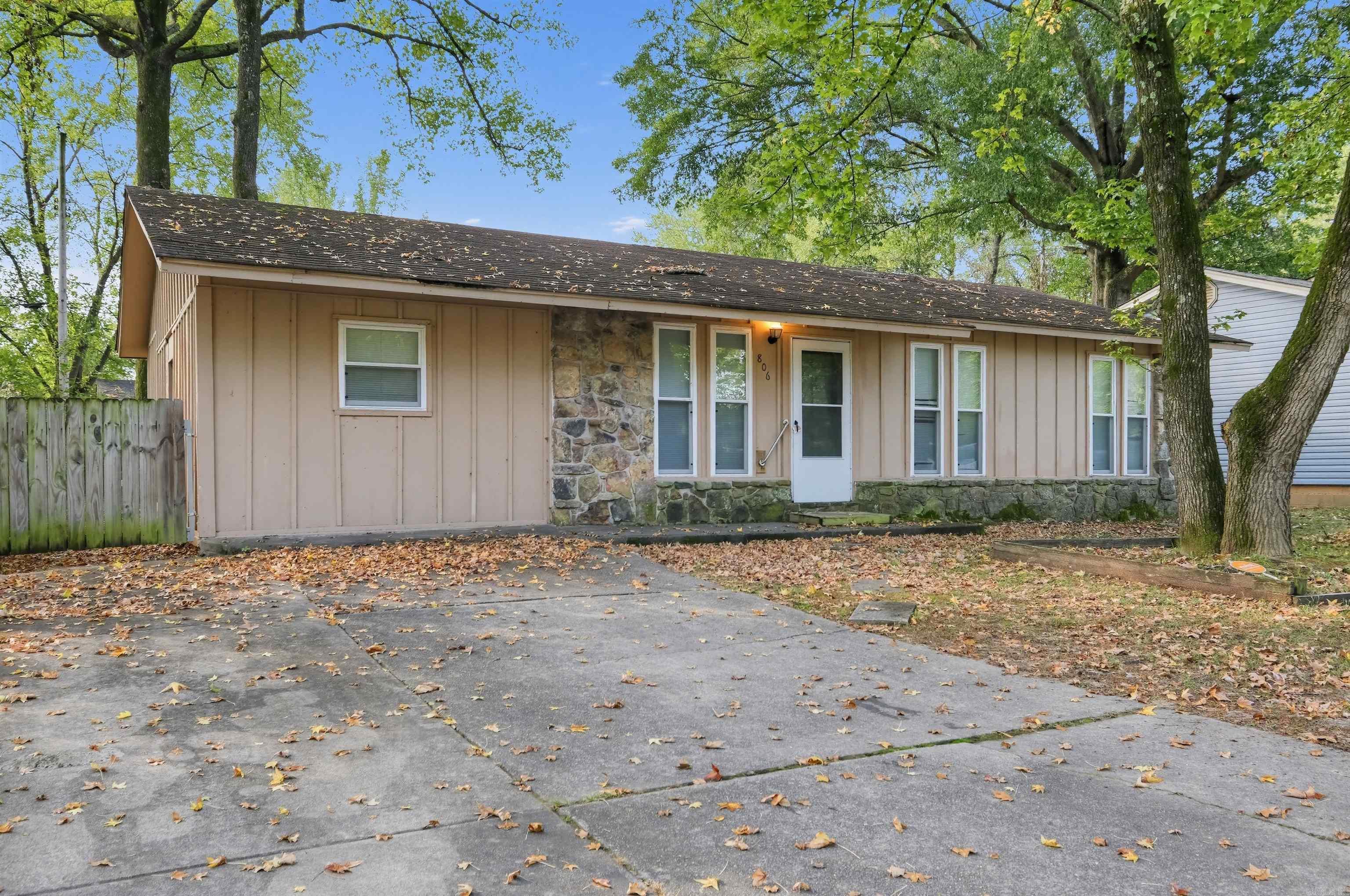 806 Towering Oaks Drive Property Photo 1
