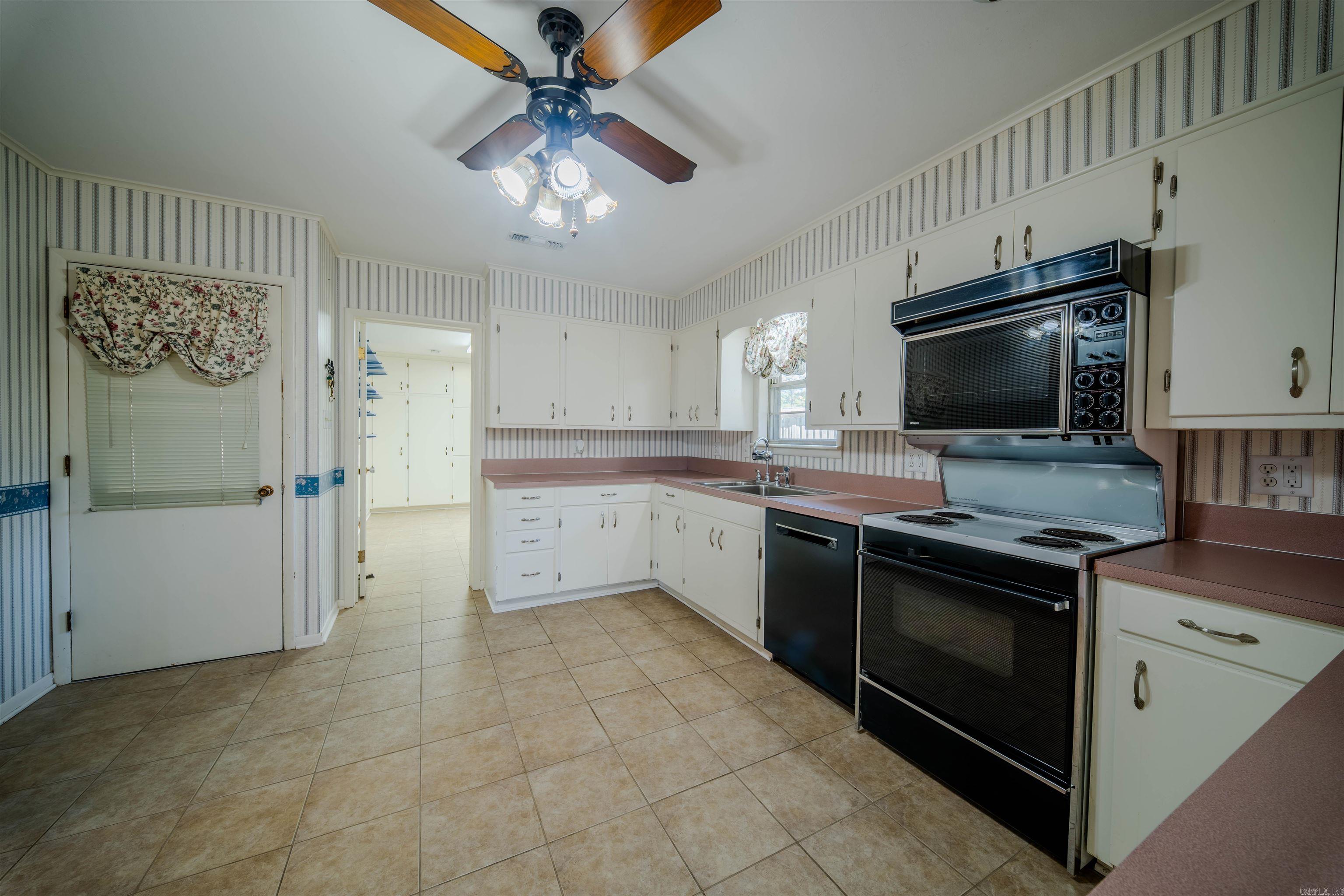 111 Alderman Dr Property Photo 6