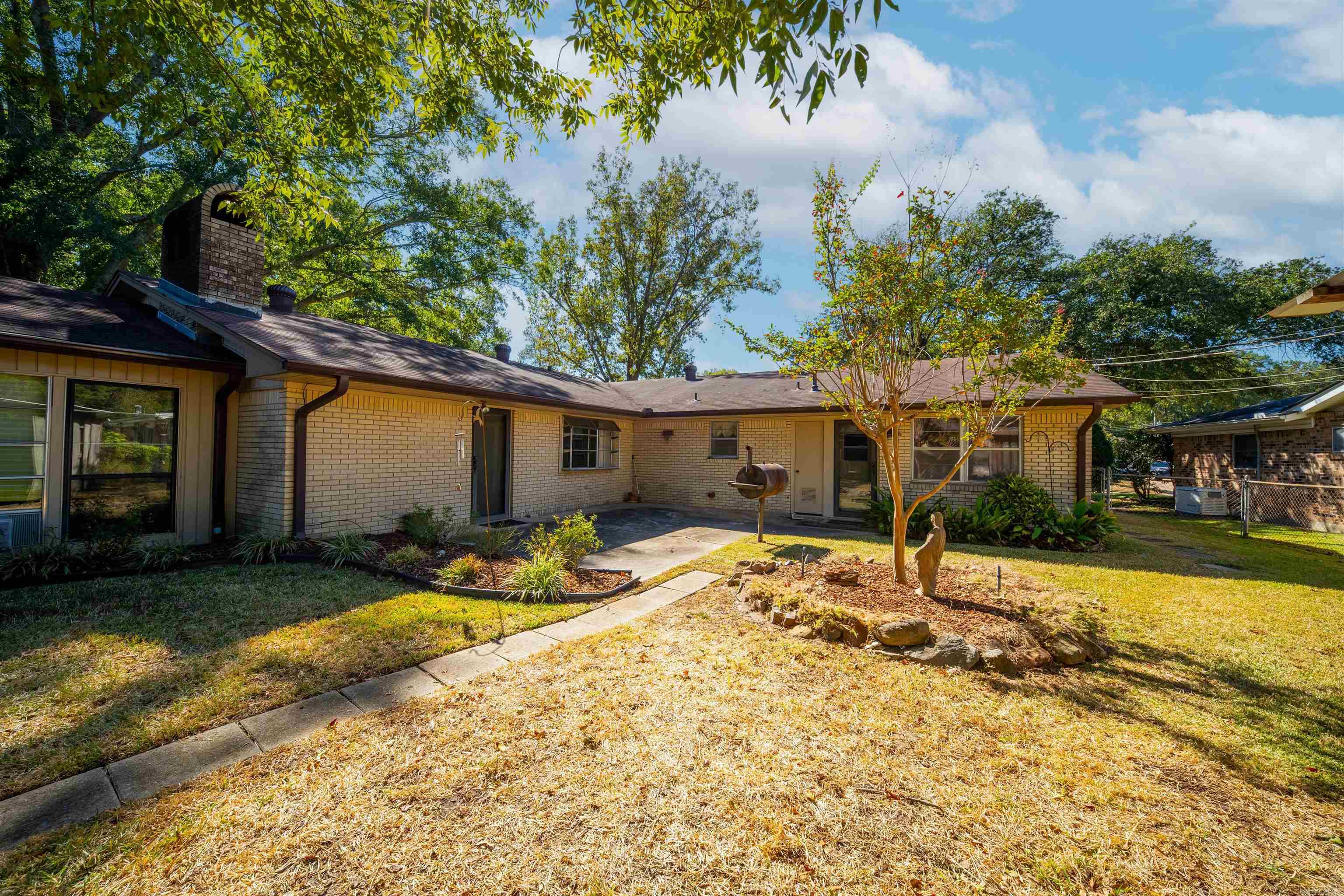 111 Alderman Dr Property Photo 38