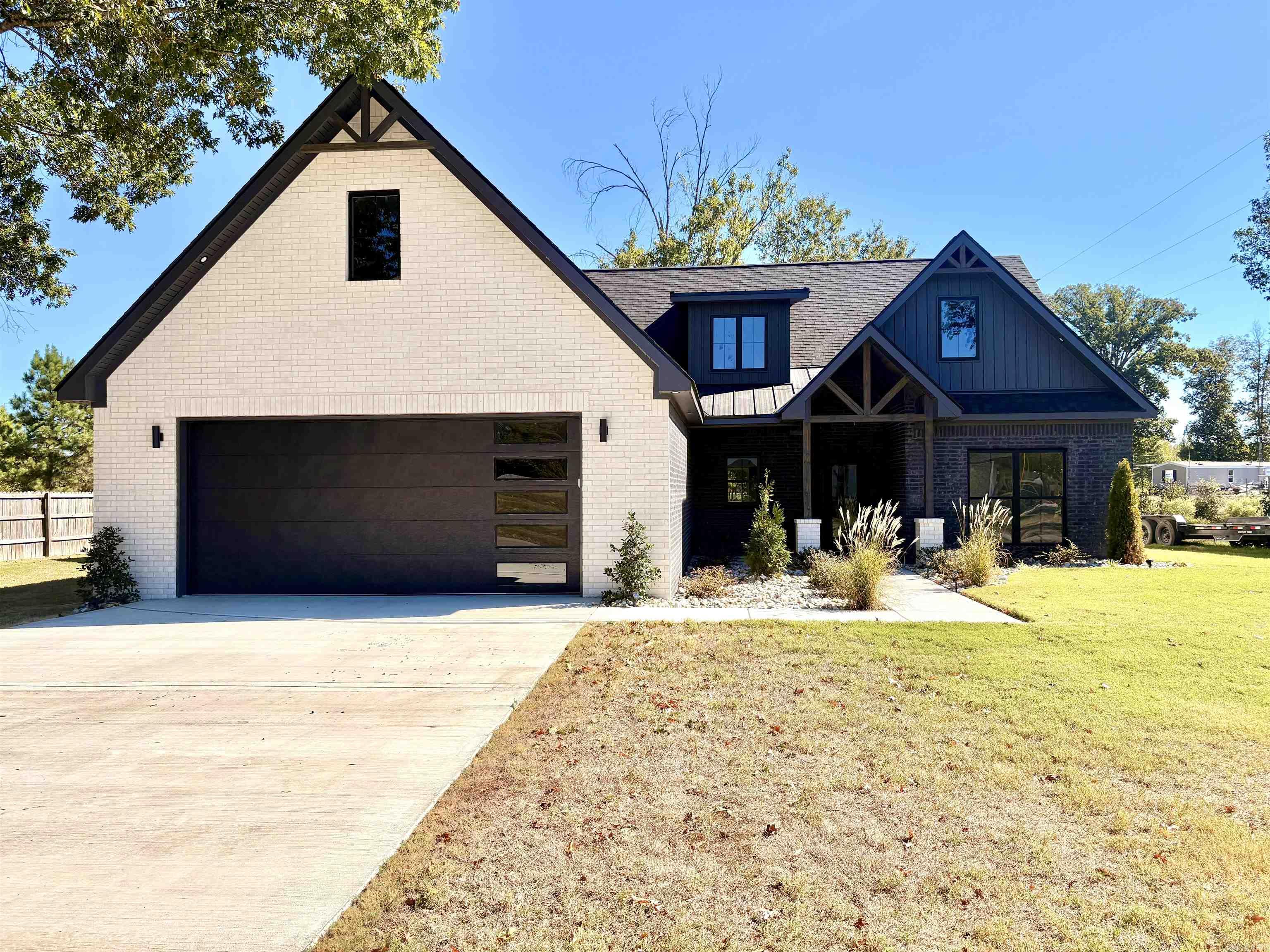 1947 Lakeview Drive Property Photo 1