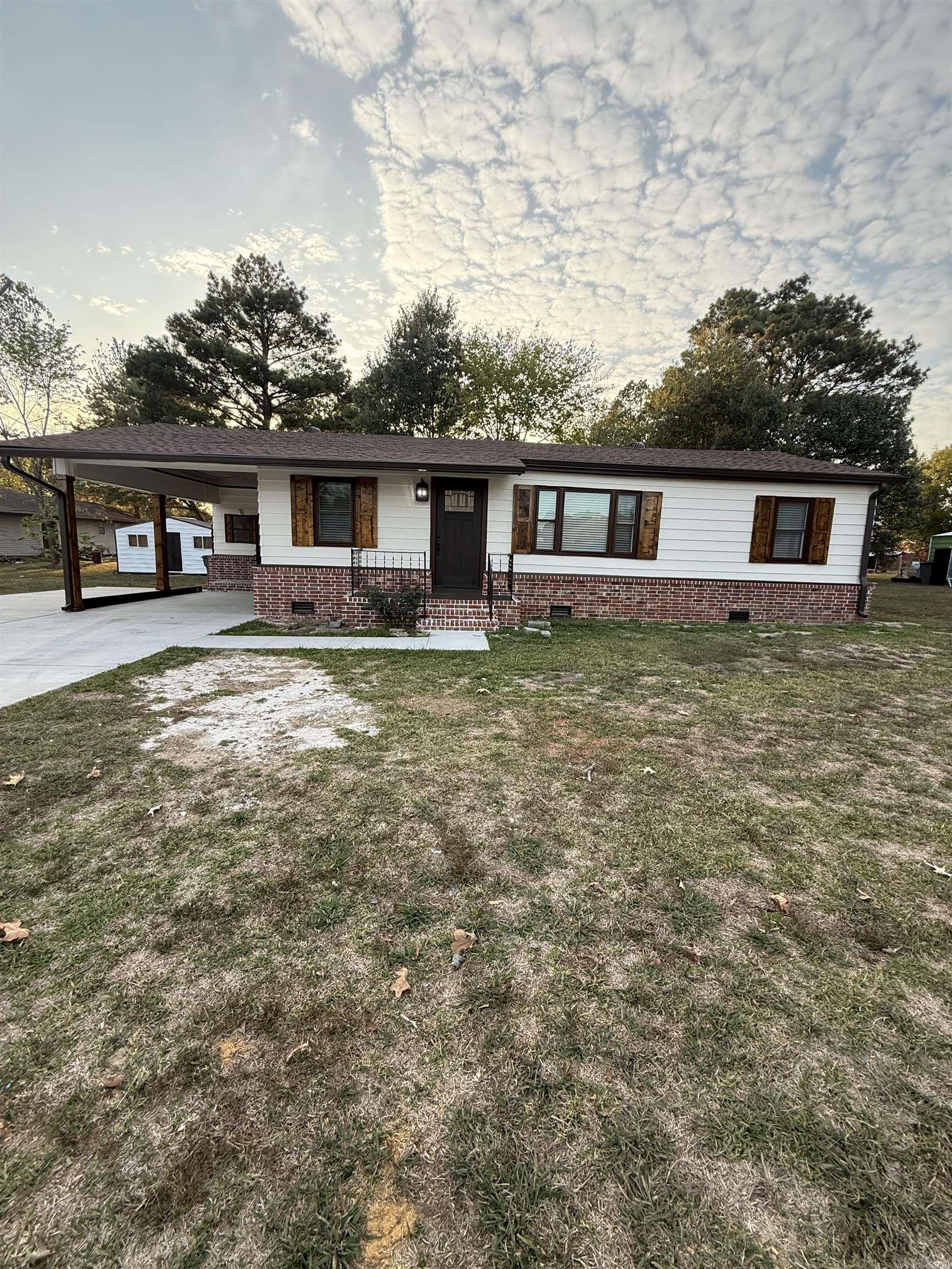 608 S Rockingchair Road Property Photo 1