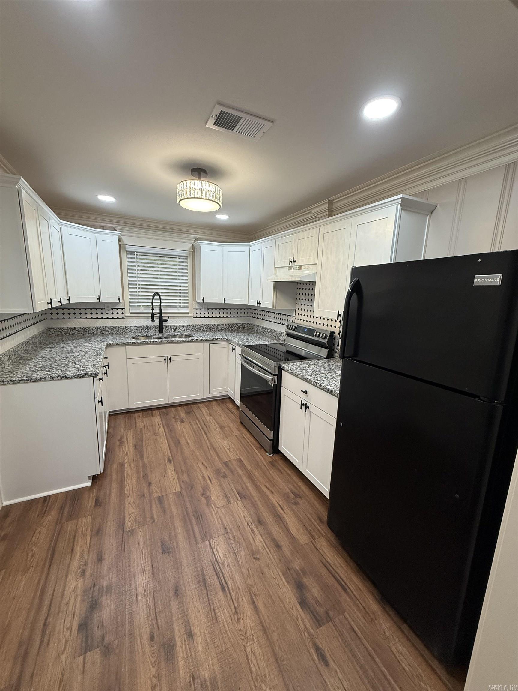 608 S Rockingchair Road Property Photo 2