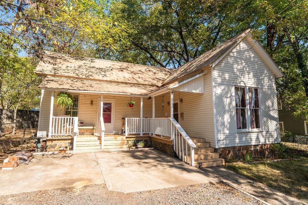 104 W Spring Street Property Photo 1
