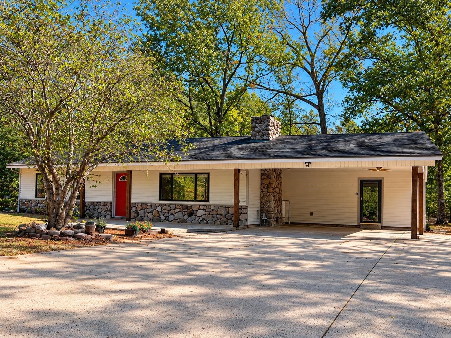 1525 S Harris Road Property Photo 2