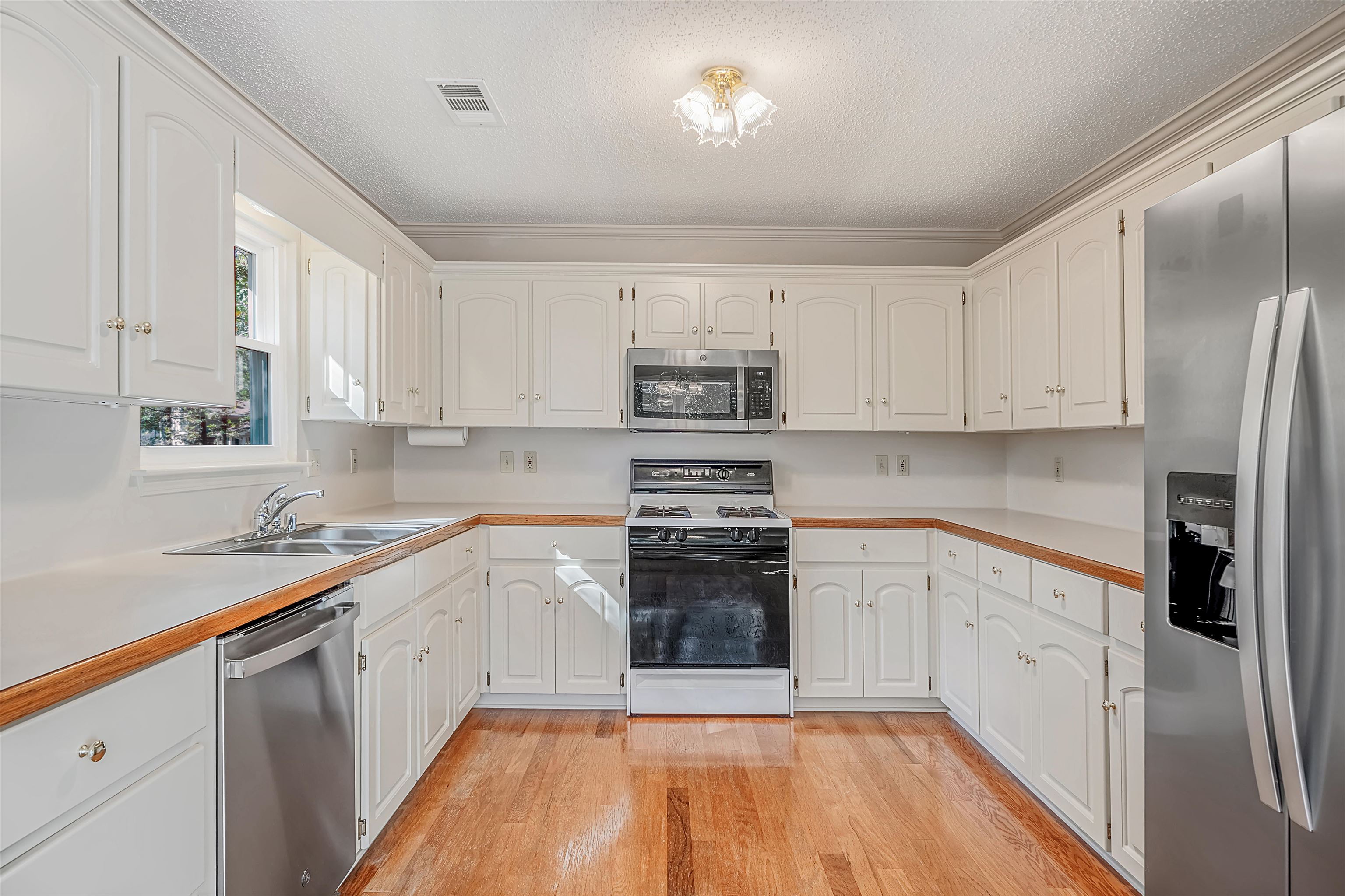 9 Oneida St Property Photo 12