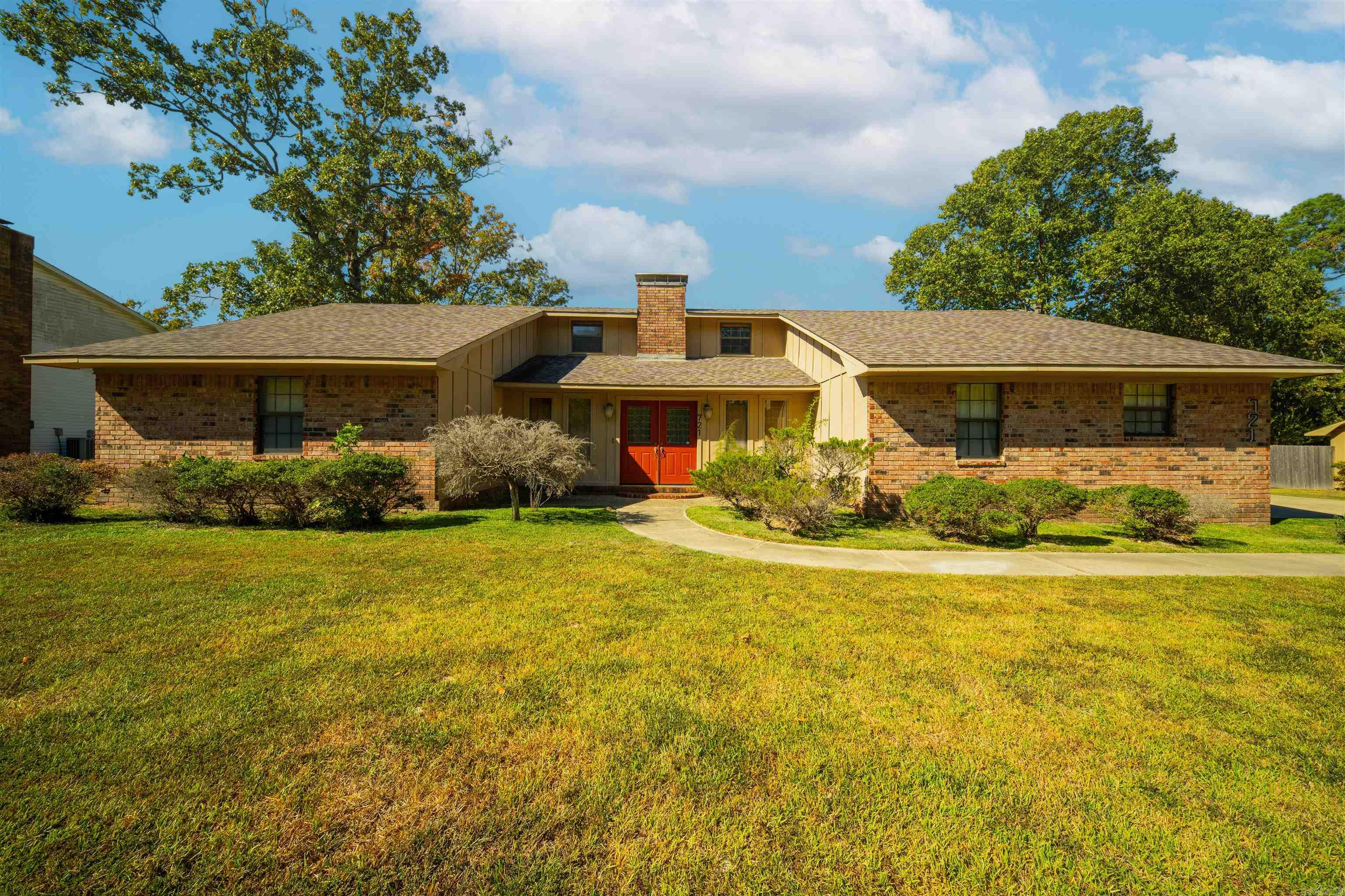 721 White Oak Dr Property Photo 1