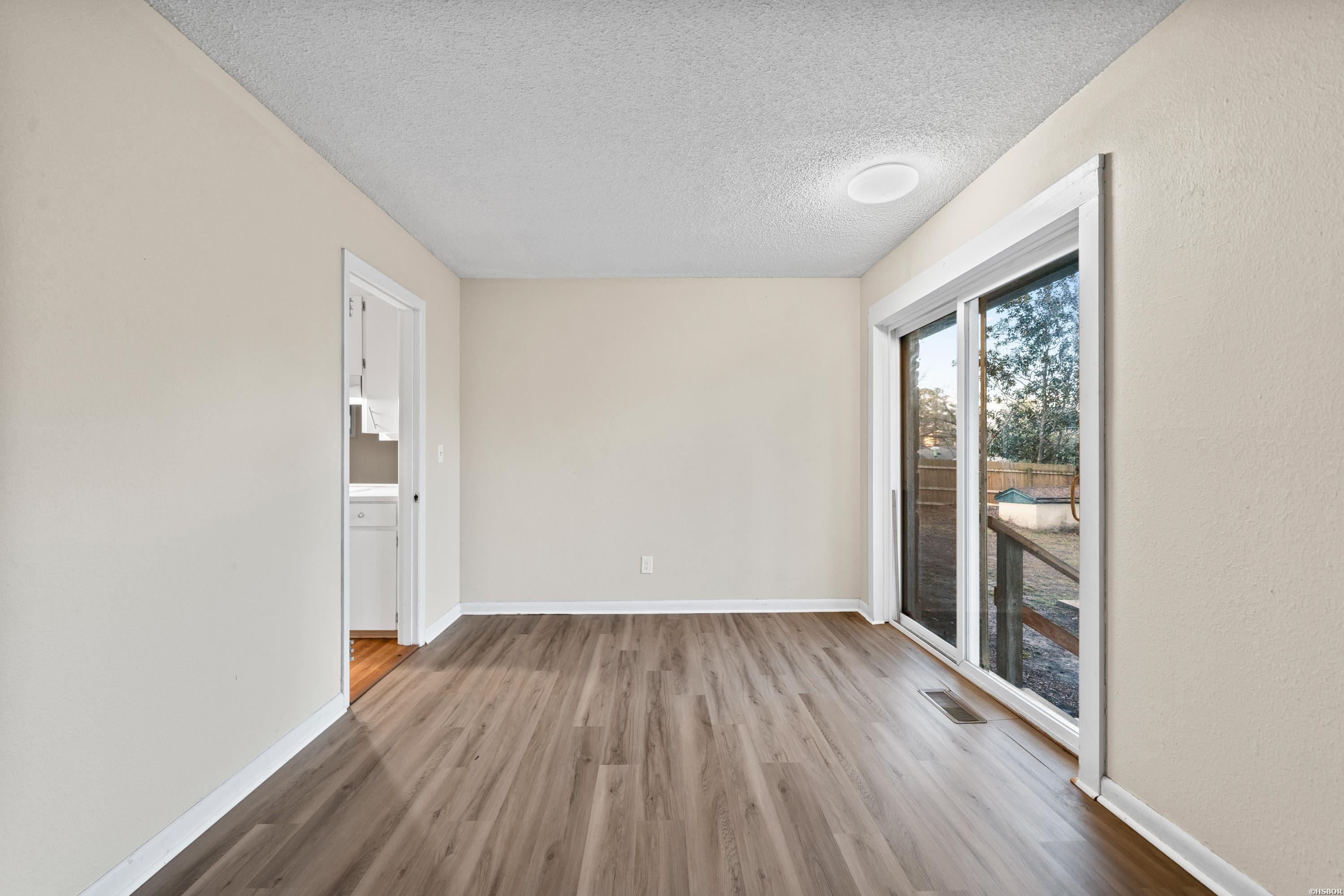 105 Thistledown Trail Property Photo 11