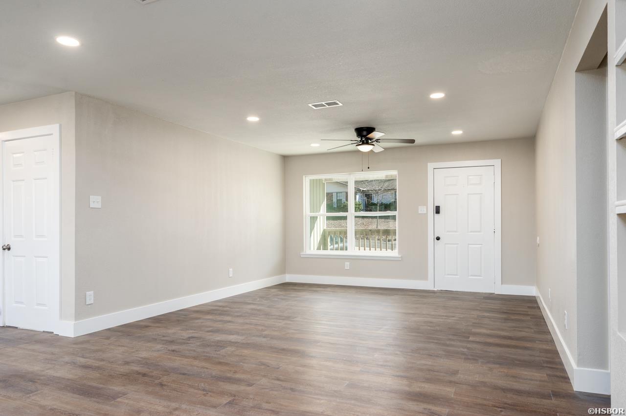 2704 W Greenbrier Drive Property Photo 4