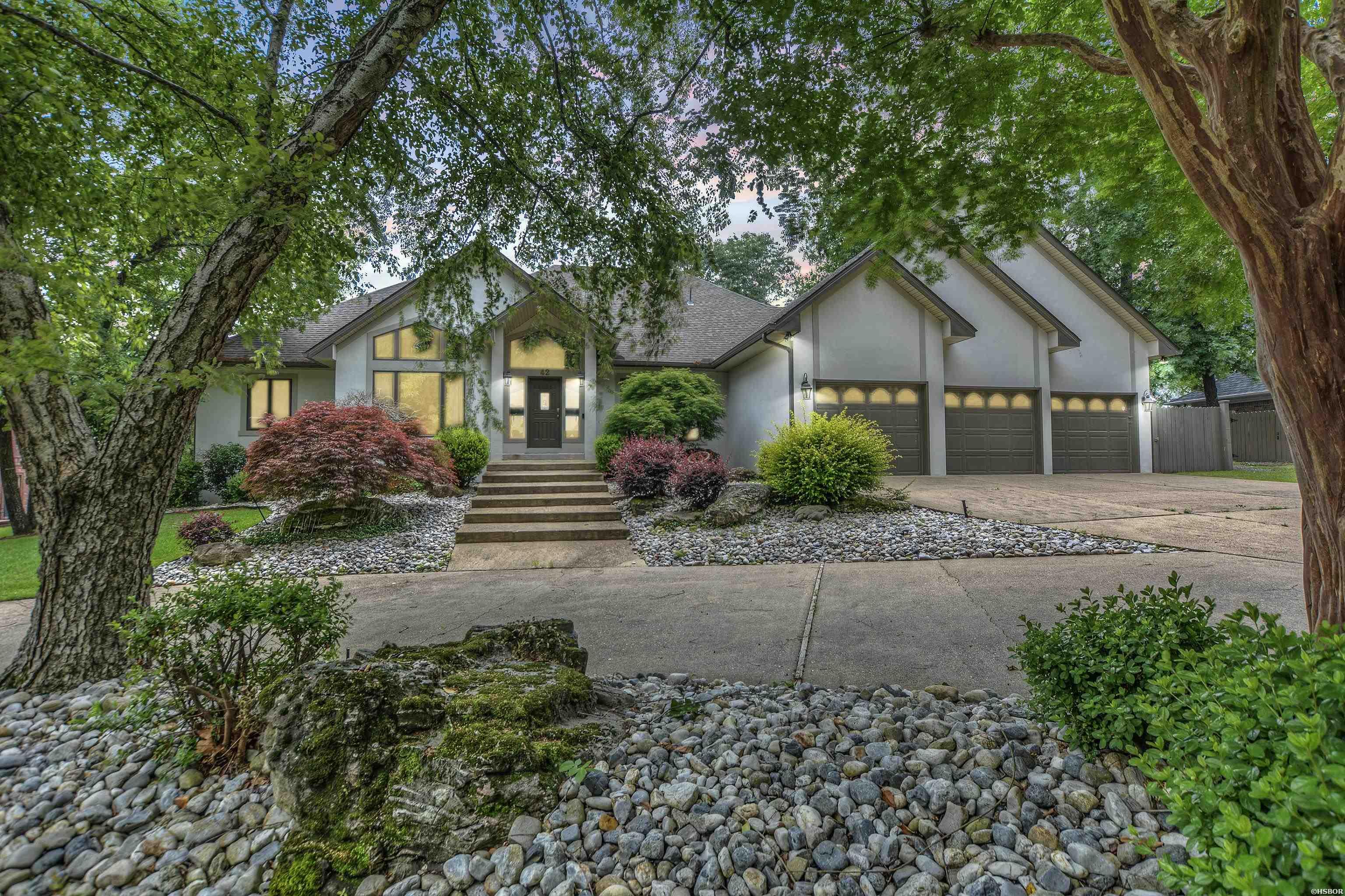 42 STONEGATE SHORES Drive Property Photo 1