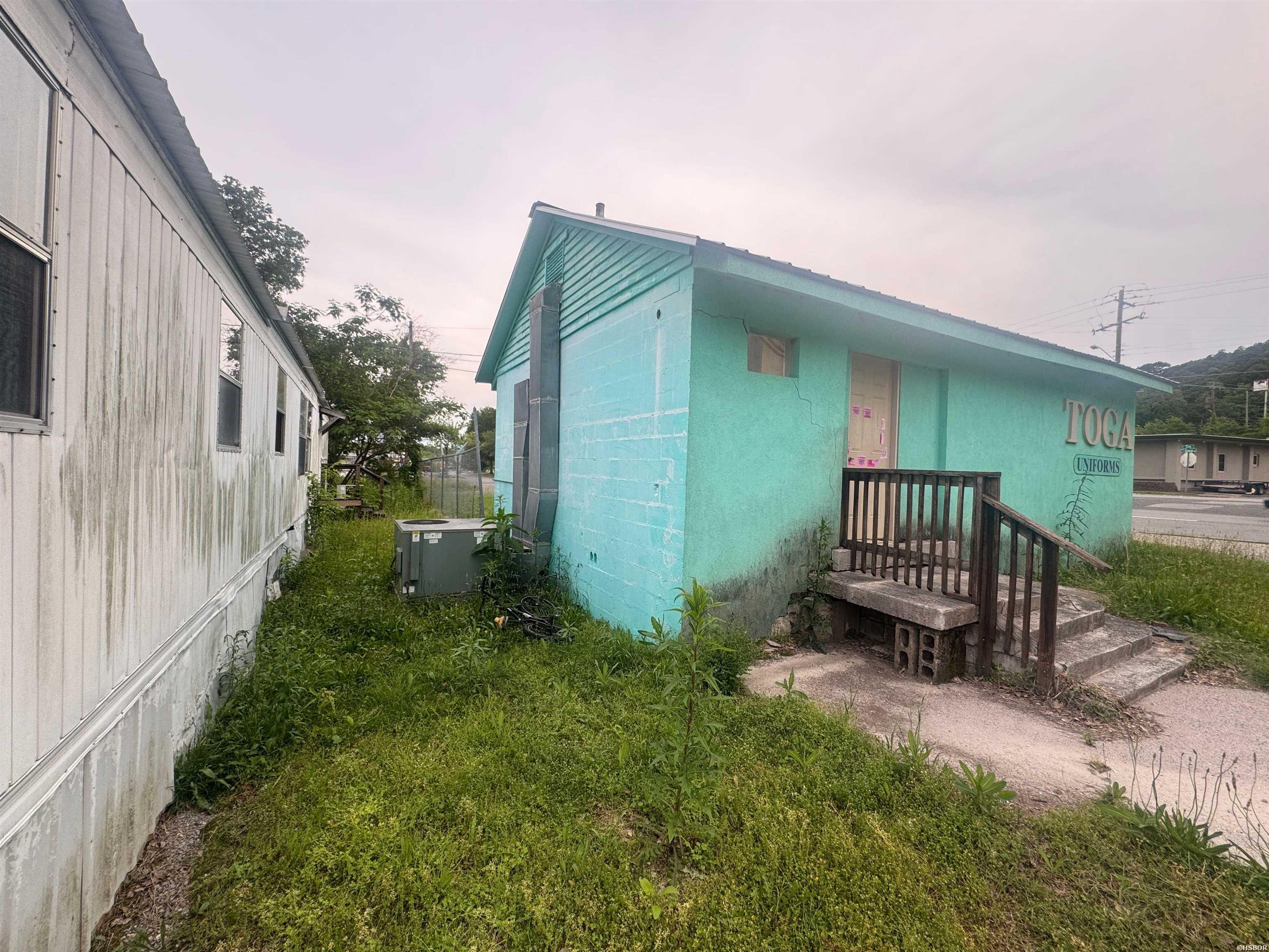 1100 E Grand Avenue Property Photo 4