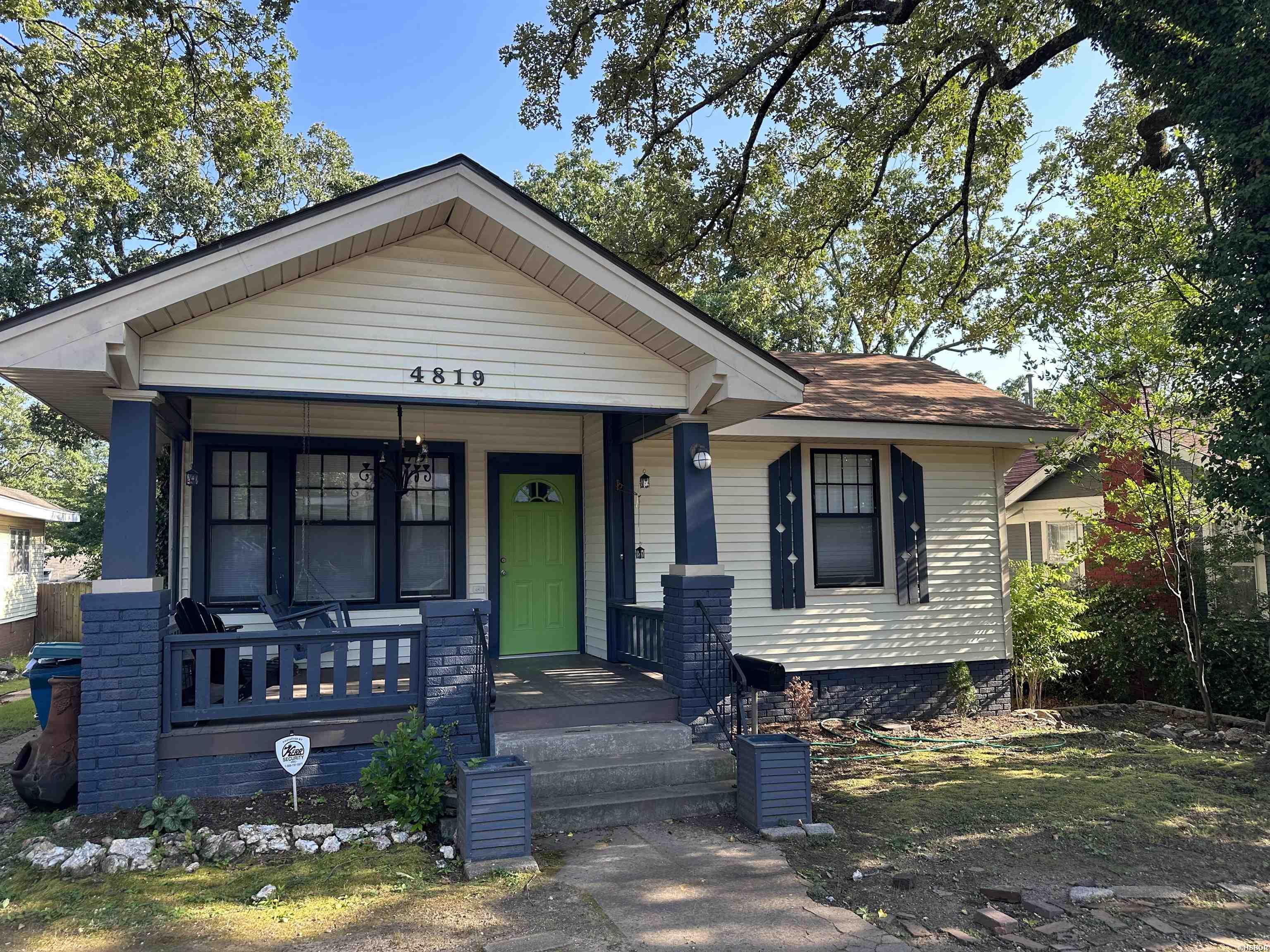 4819 LEE Avenue Property Photo 1