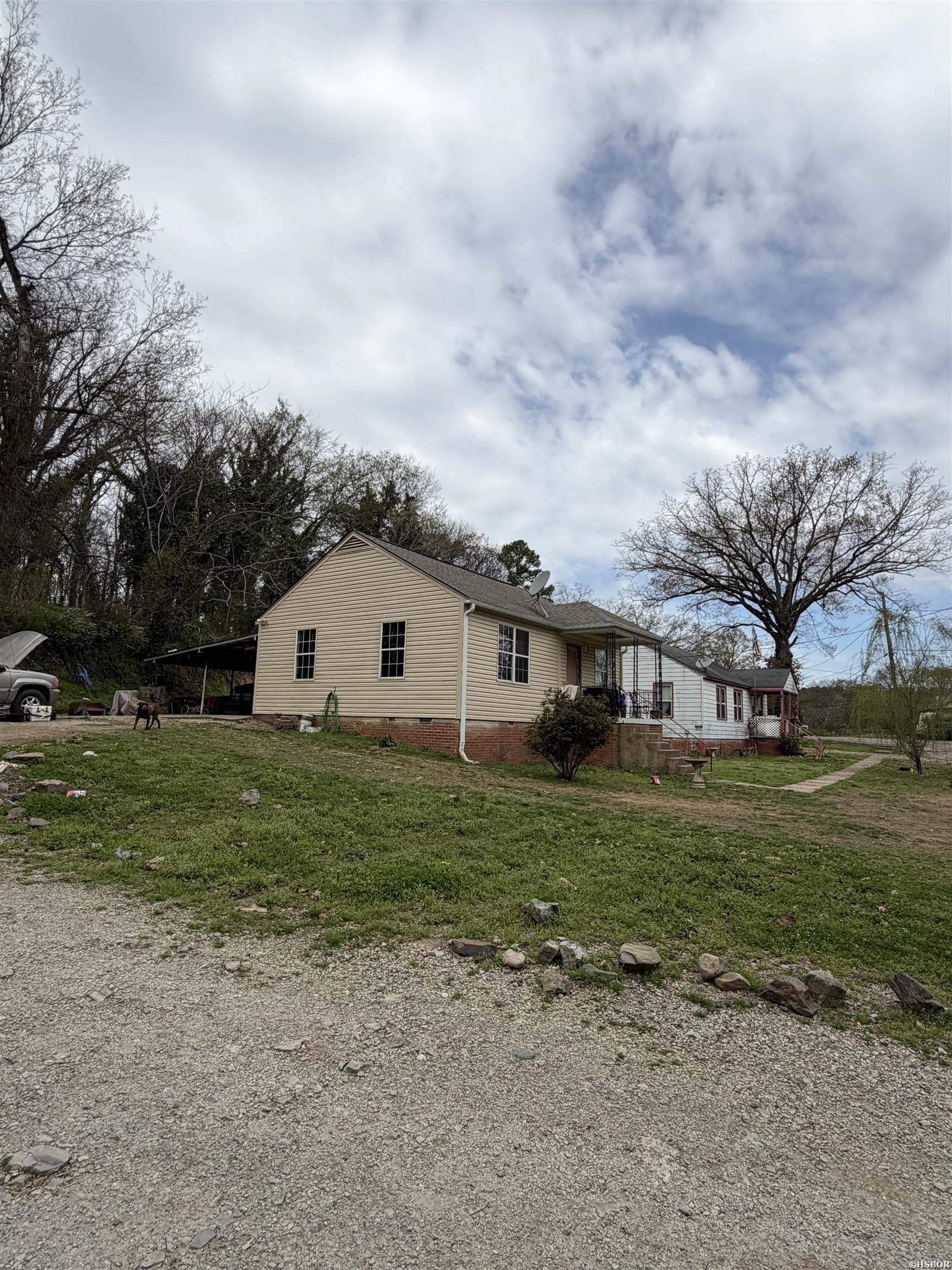 311 Lake Drives Property Photo 4