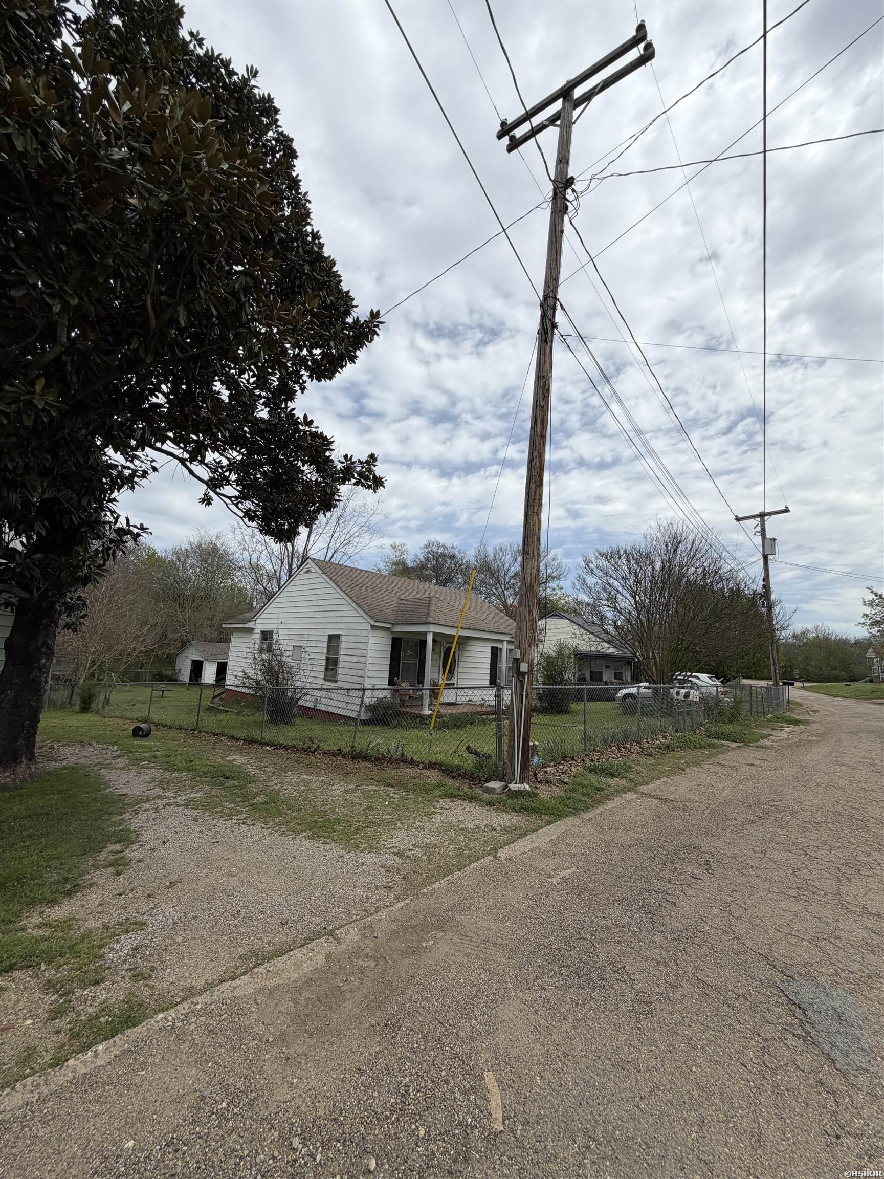311 Lake Drives Property Photo 5