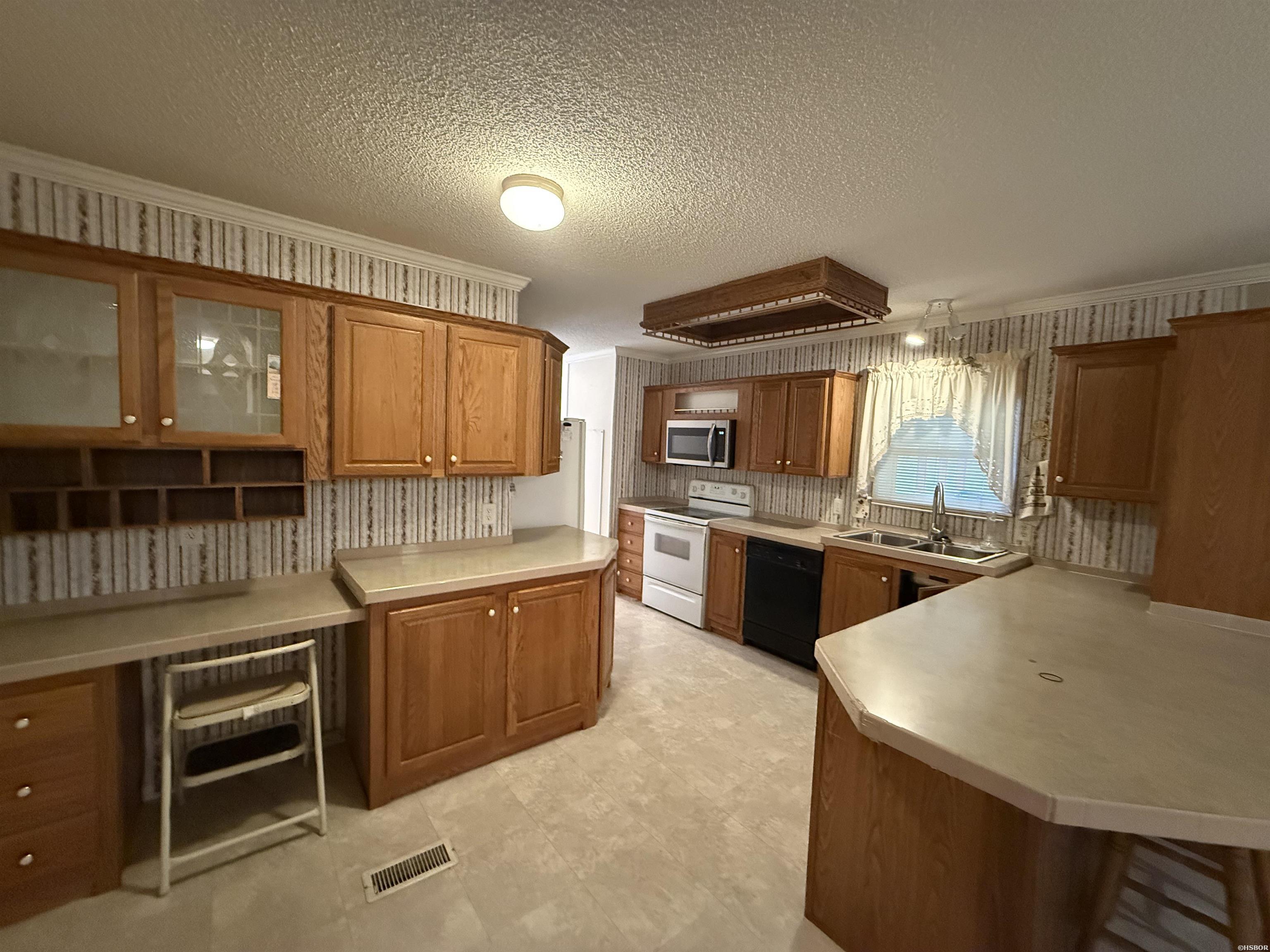 101 E Miracle Place Property Photo 8