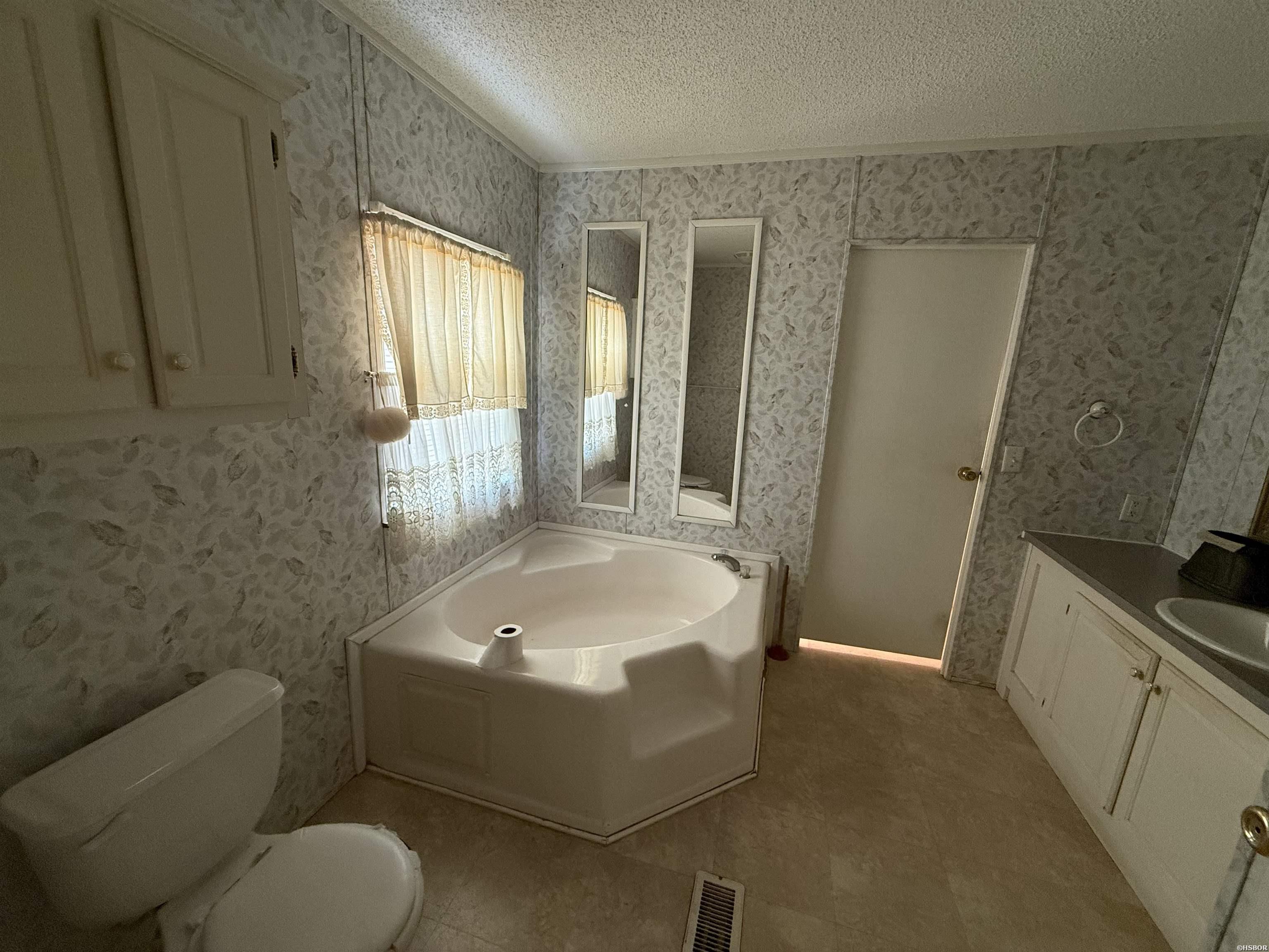 101 E Miracle Place Property Photo 12