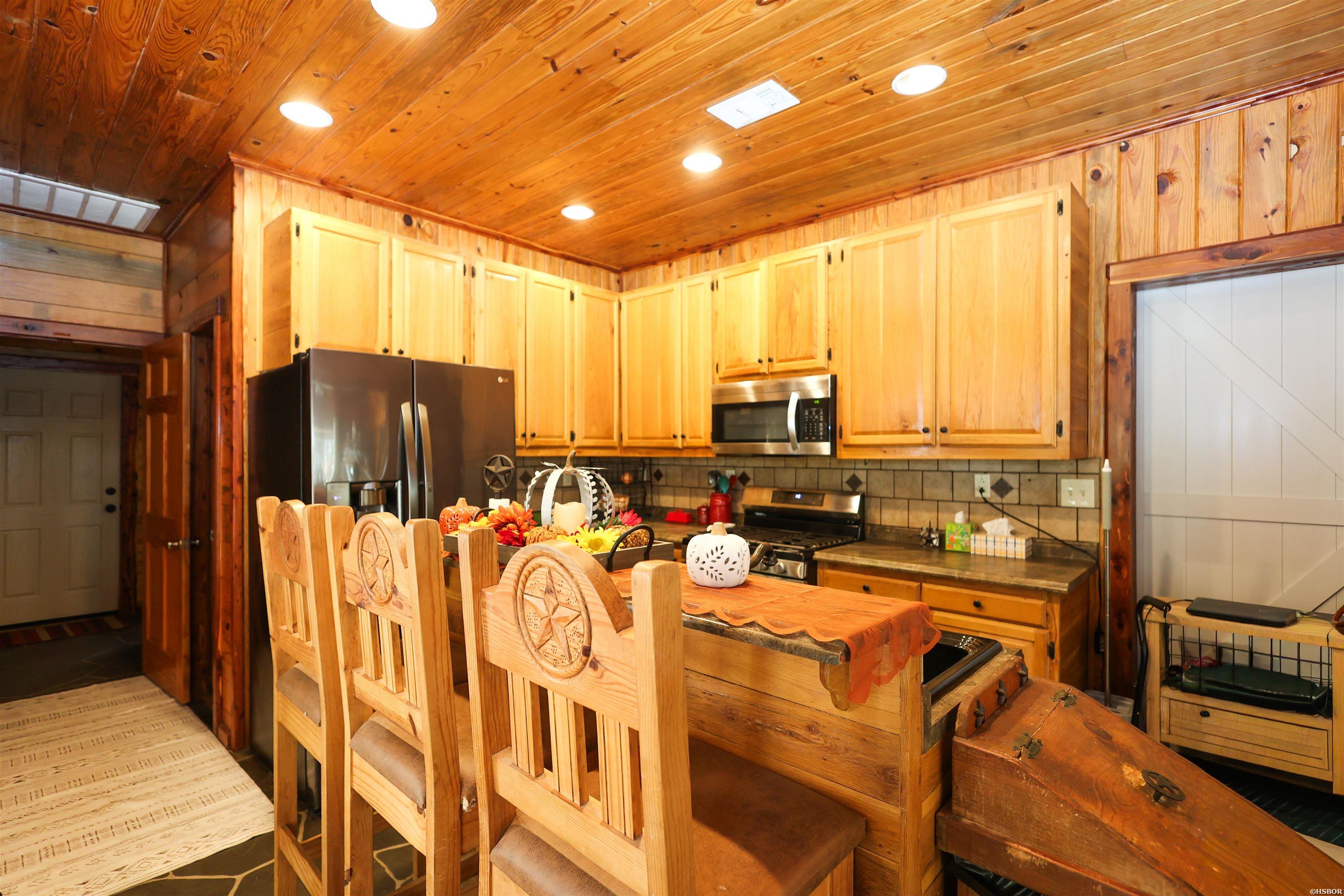 646 School Street Property Photo 7
