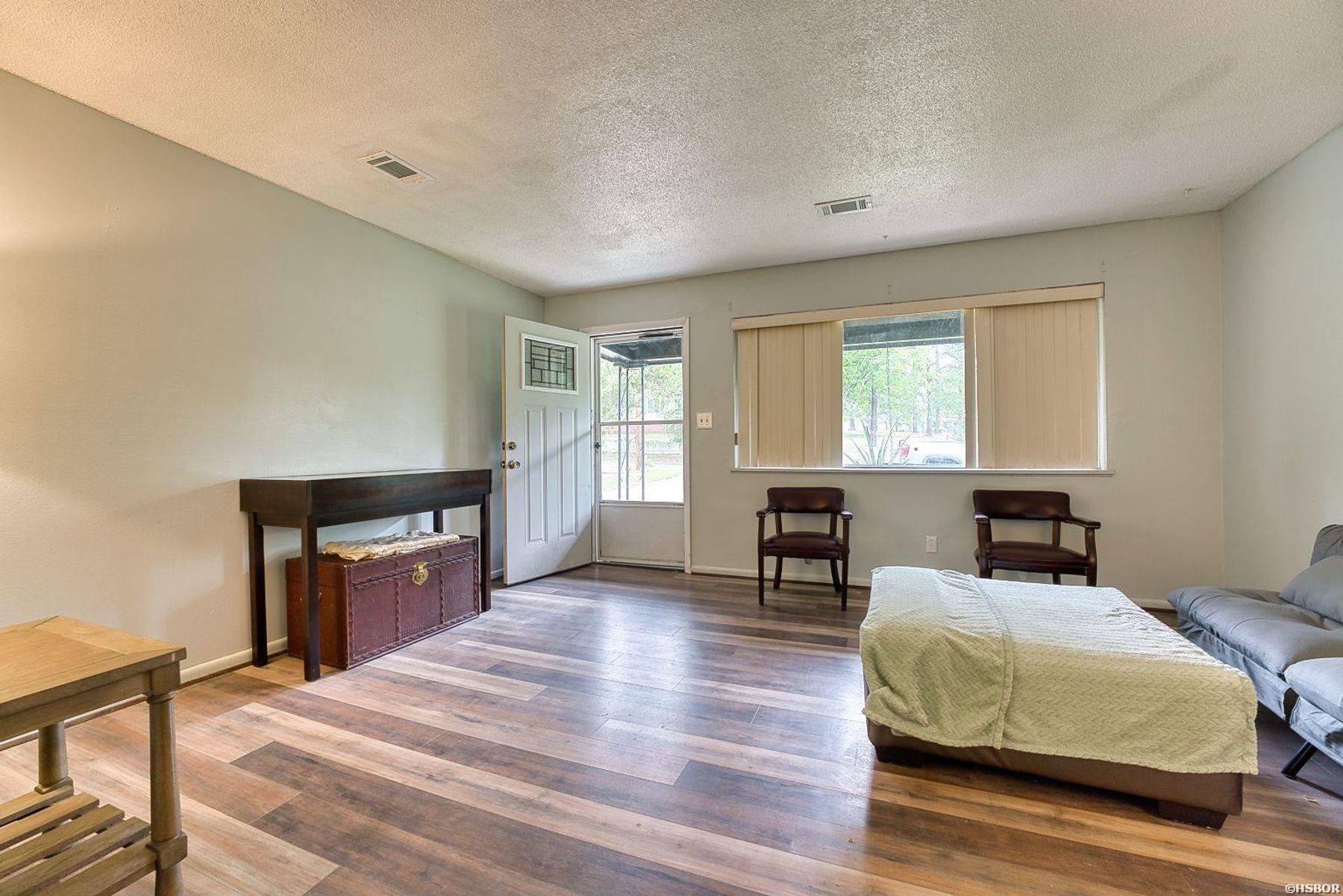 2702 Malvern Avenue Property Photo 3