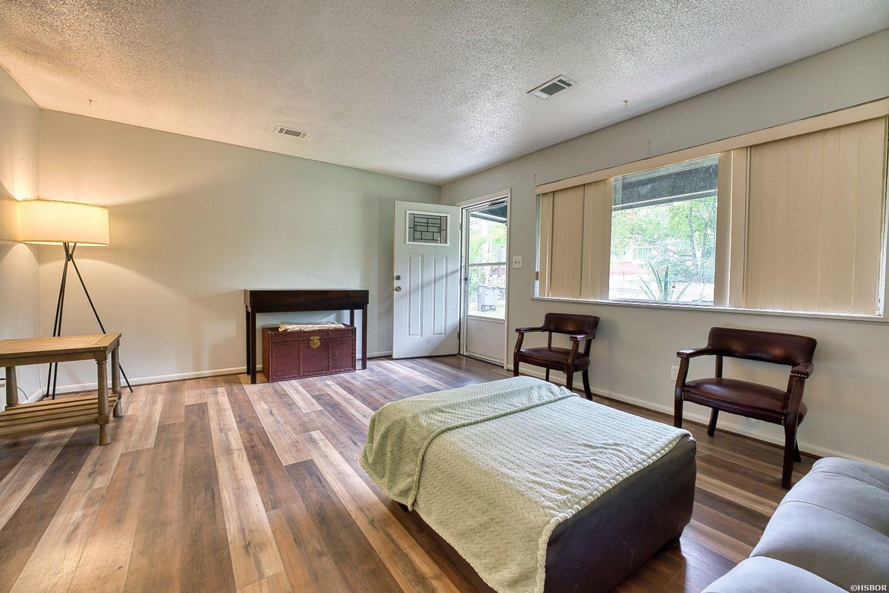 2702 Malvern Avenue Property Photo 4