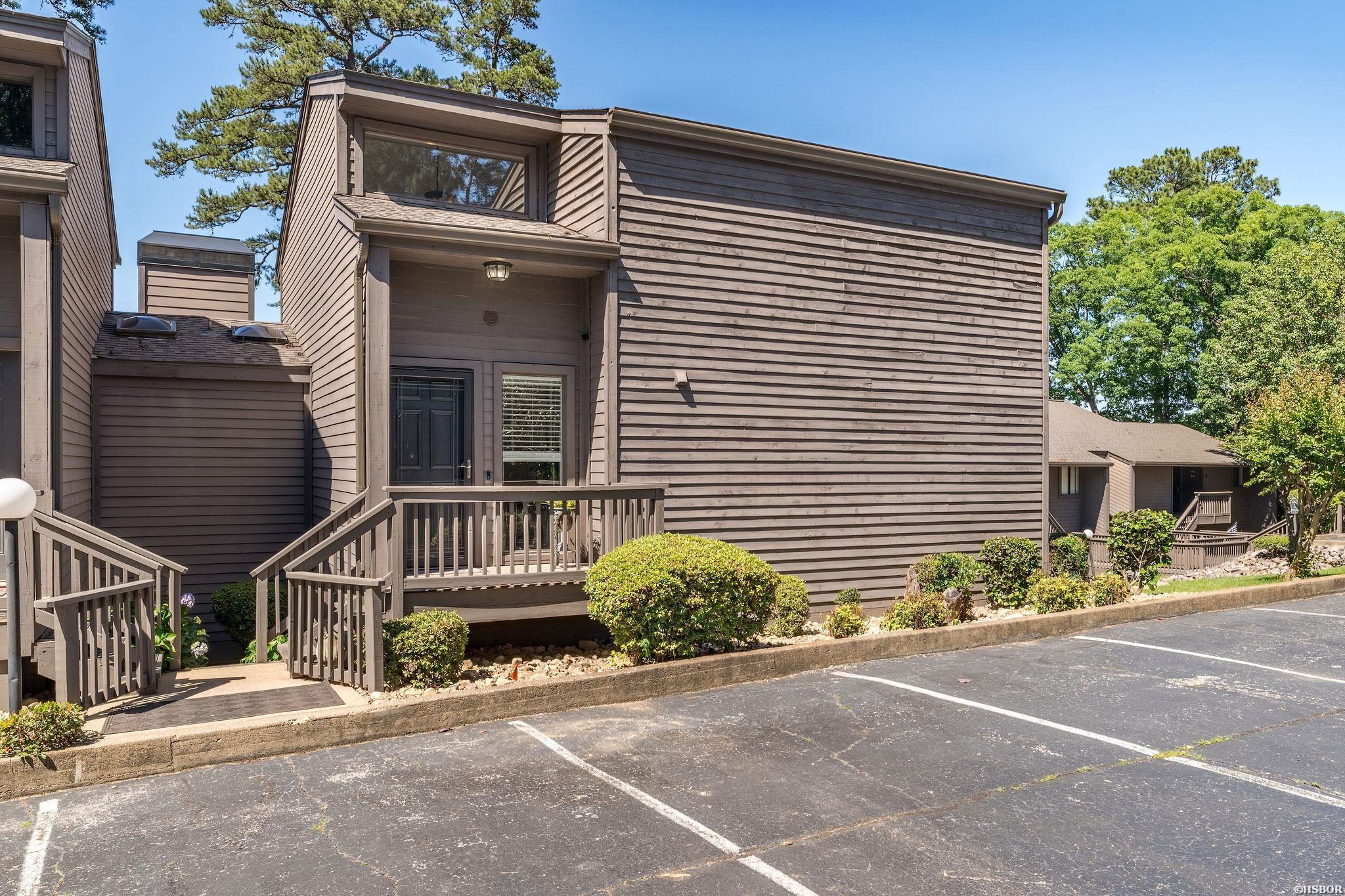 200 HAMILTON OAKS Drive Property Photo 1
