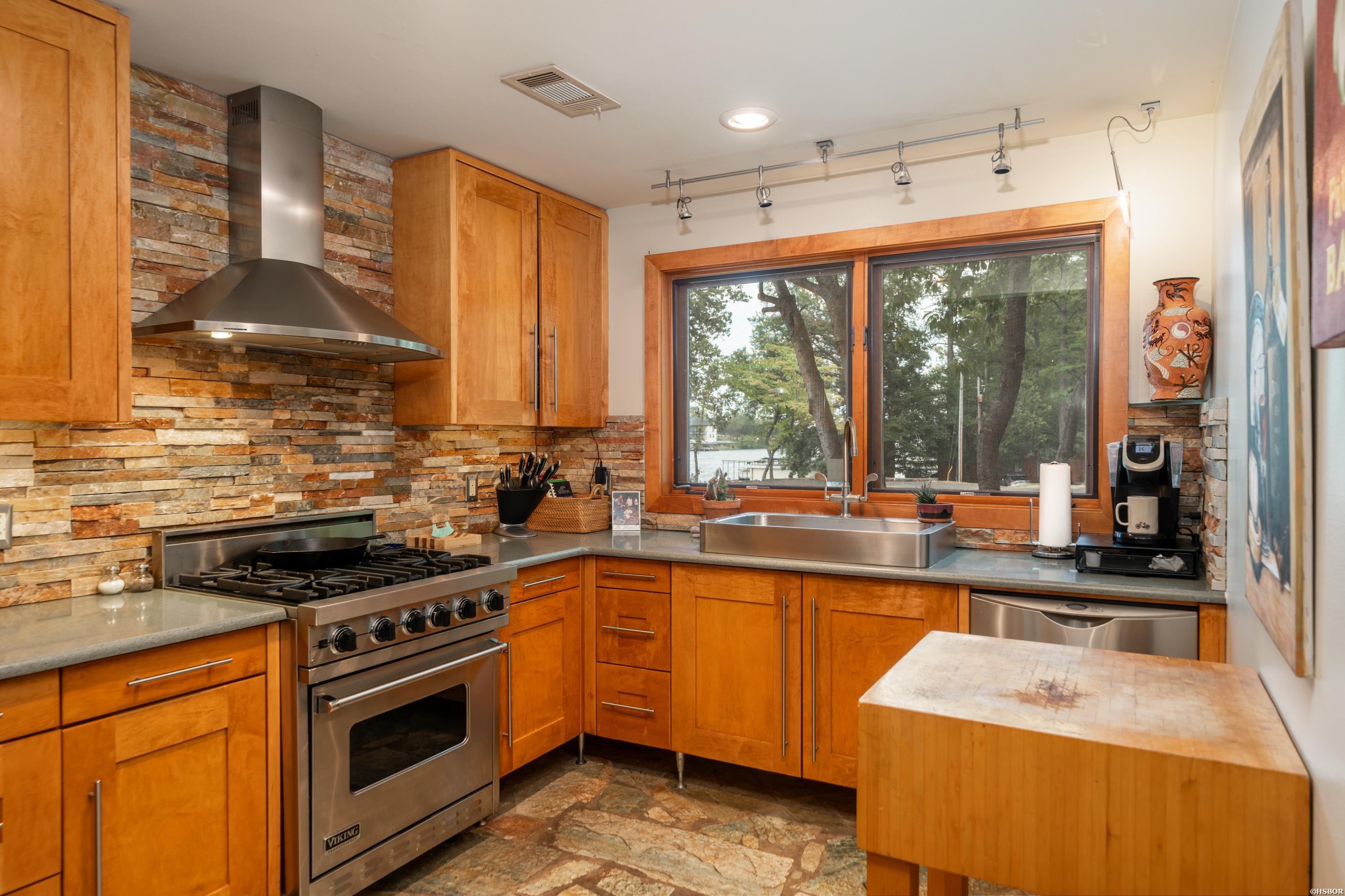 300 Pinehill Property Photo 42