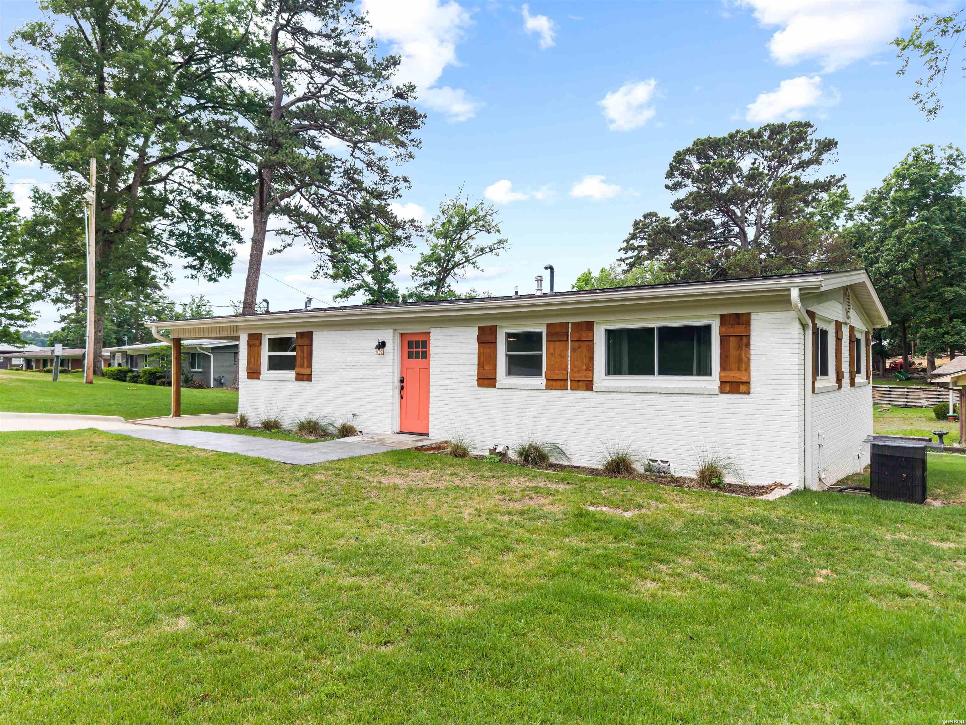 125 Lindale Circle Property Photo 2
