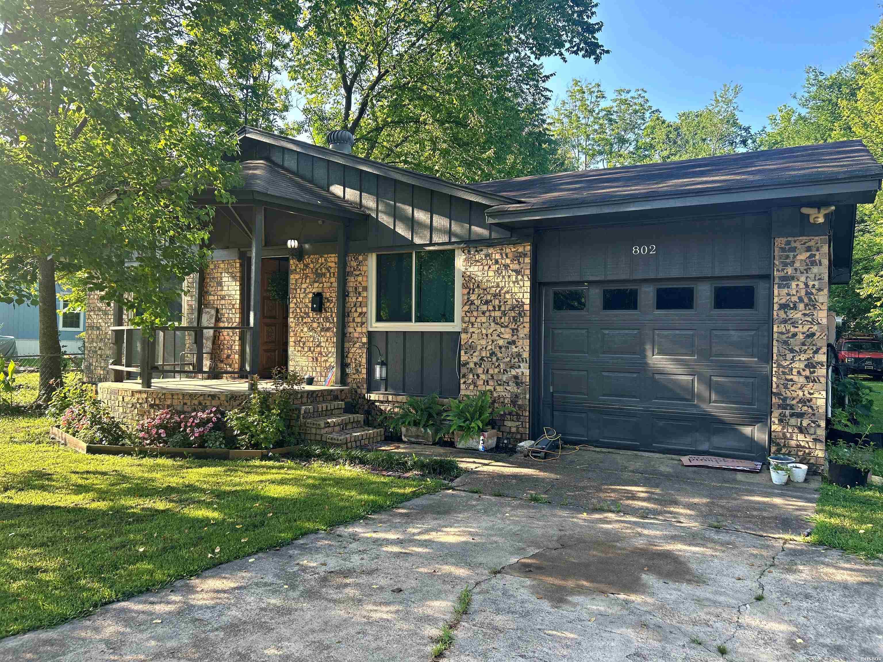 802 E MAPLE Street Property Photo 1